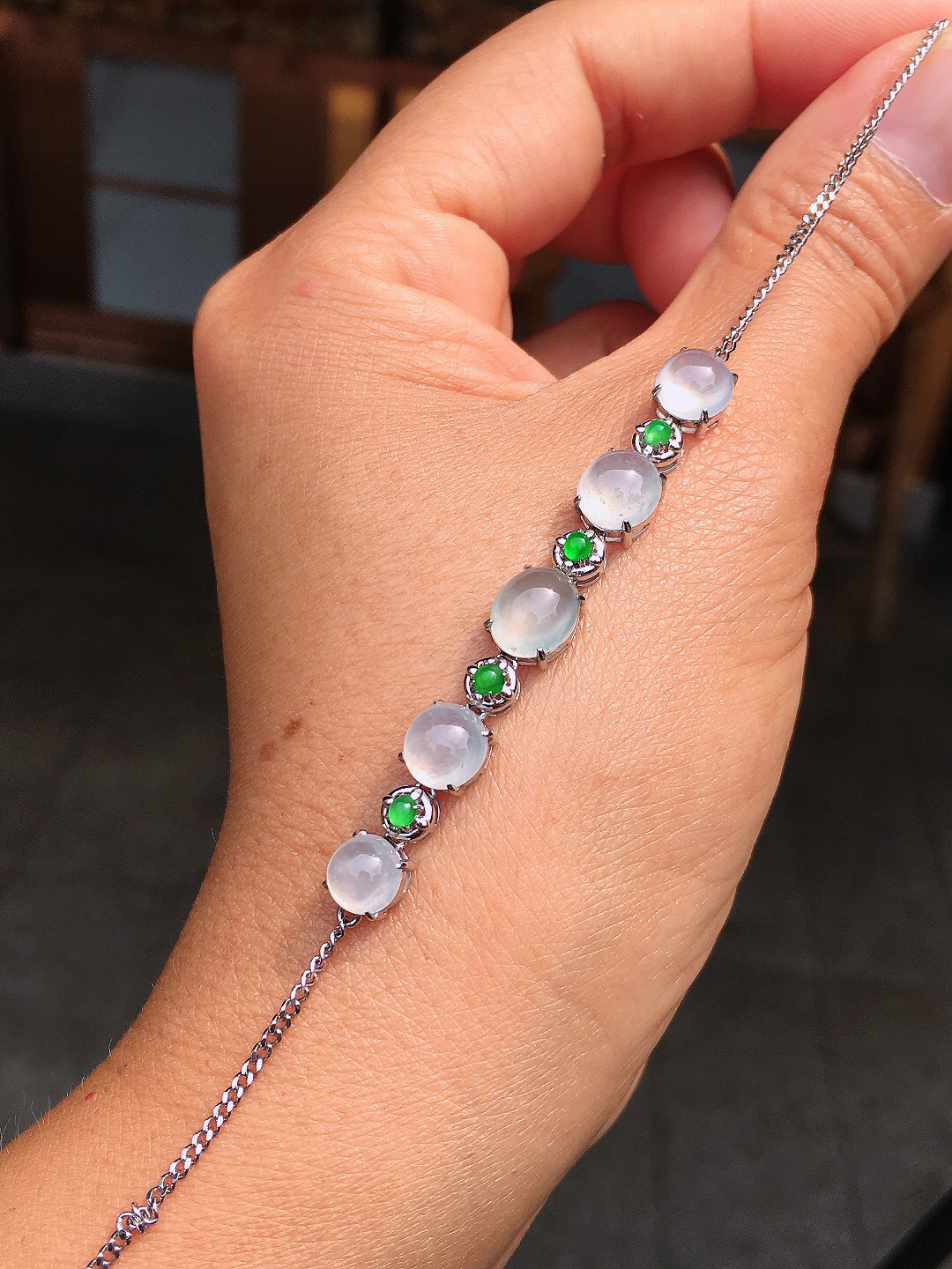 冰种蛋面手链，玉质细腻，荧光感超
强，饱满圆润，尽显优雅气质，18k
金豪华镶嵌