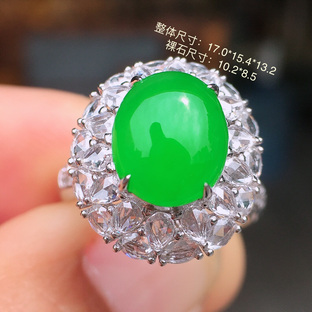 阳绿蛋面戒指，色泽均匀艳丽，玉质细腻，荧光感超
强，饱满圆润，尽显优雅气质，18k
金豪华镶嵌
