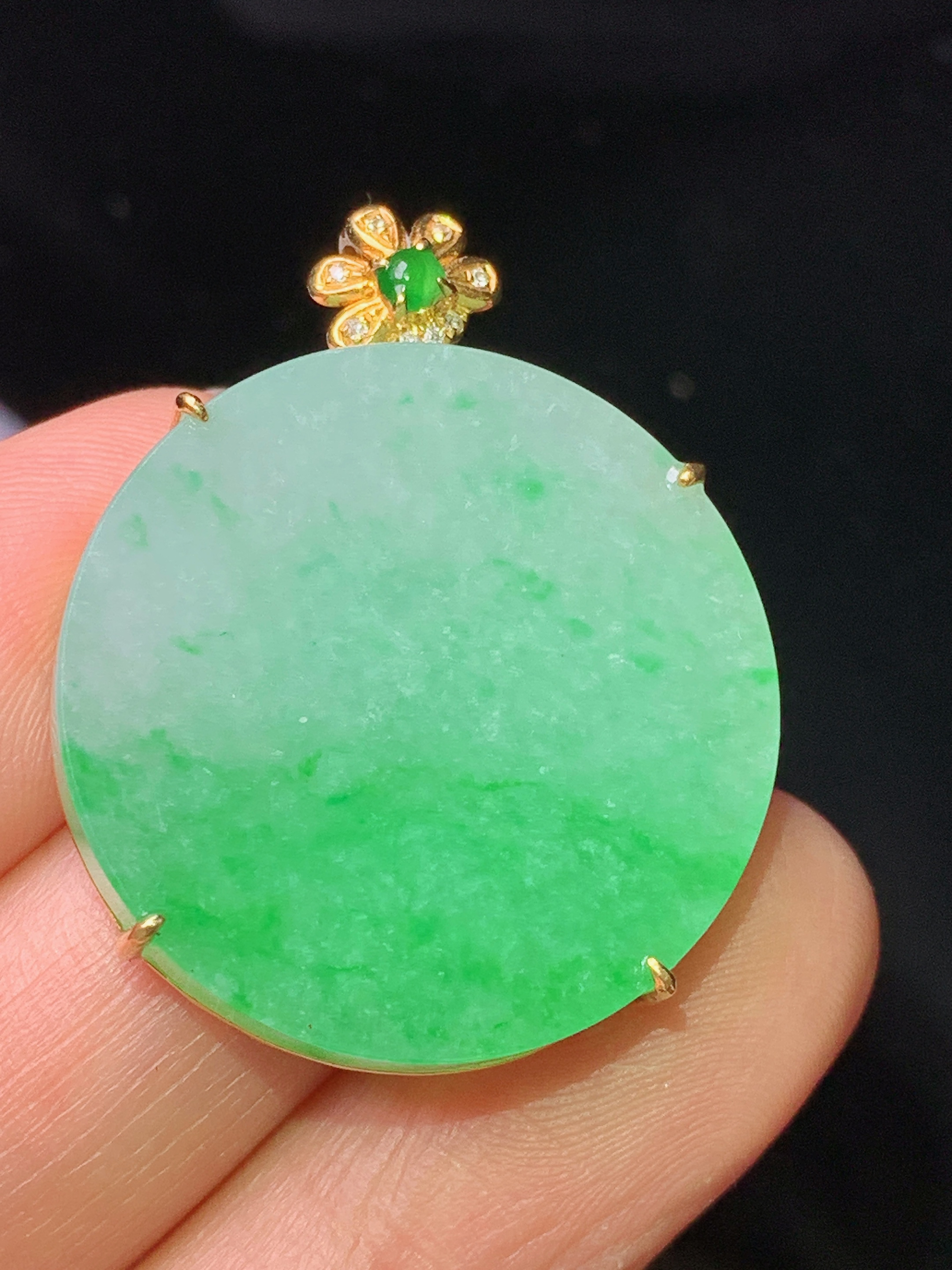 18k金钻镶嵌翠绿圆牌吊坠 玉质细腻 色泽艳丽清新 水润亮眼 整体尺寸32.5*25.6*6.5b1