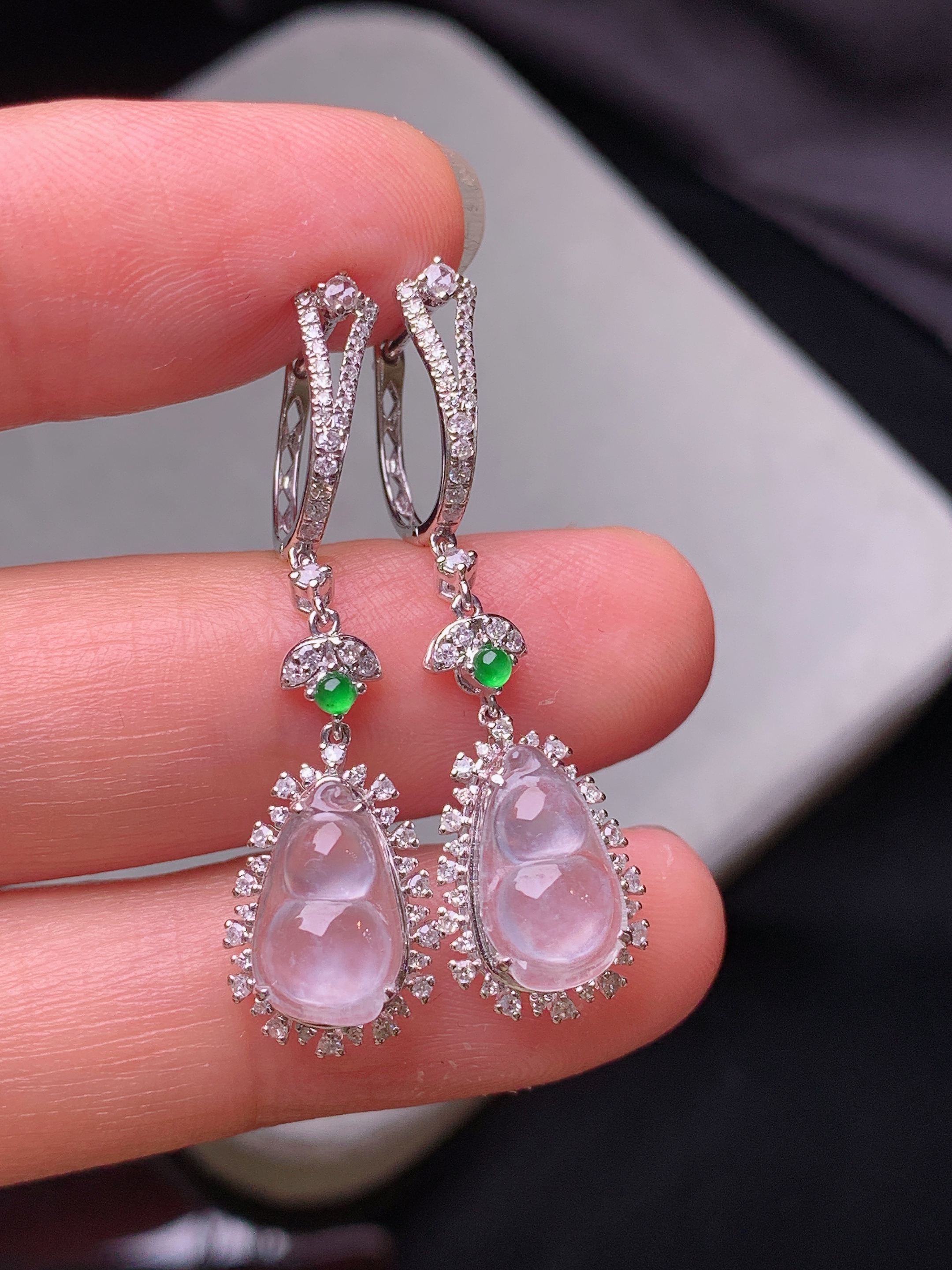 18k金钻镶嵌冰种葫芦耳坠 玉质细腻 色泽艳丽清新 水润亮眼 整体尺寸35*10*7z2