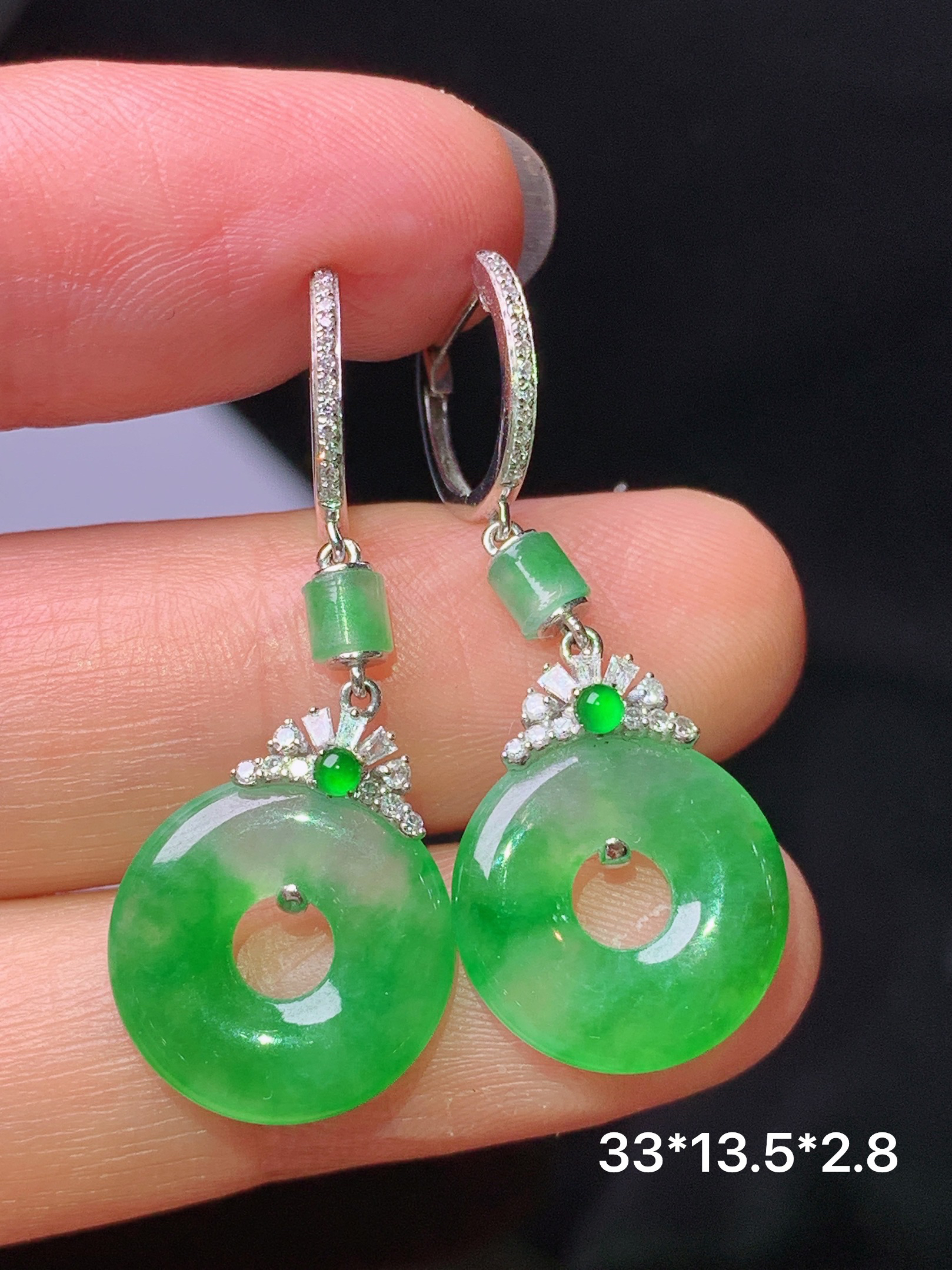 18k金钻镶嵌翠绿平安环耳坠 玉质细腻 色泽艳丽清新 水润亮眼 整体尺寸33*13.5*2.8y4