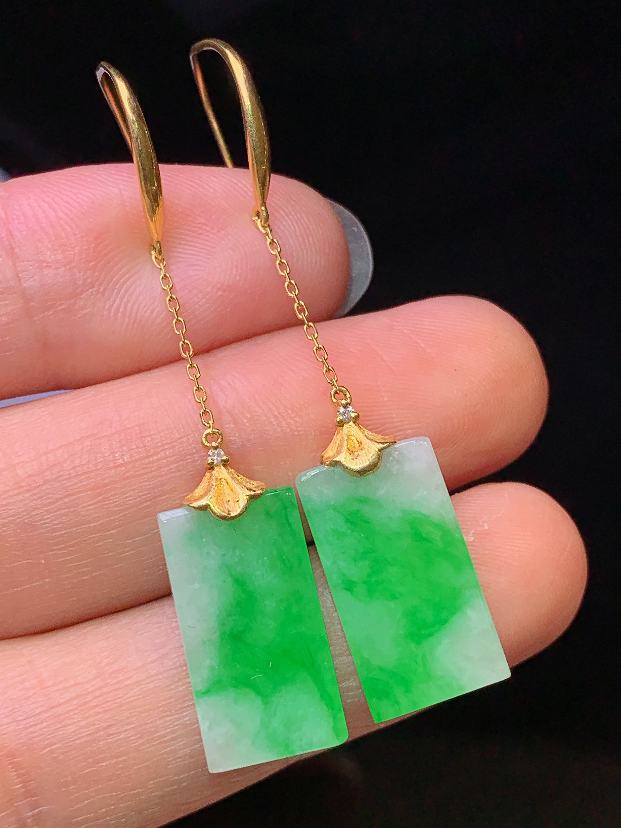 18k金镶嵌翠绿无事牌耳坠 玉质细腻 色泽艳丽清新 水润亮眼 整体尺寸48.2*9.2*2.8yz