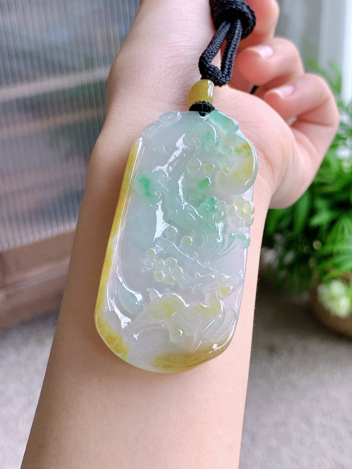 【裸石】冰黄加绿鹿牌一路繁花吊坠
【说明】缅料 性价比高  
【尺寸】63-32.4-7