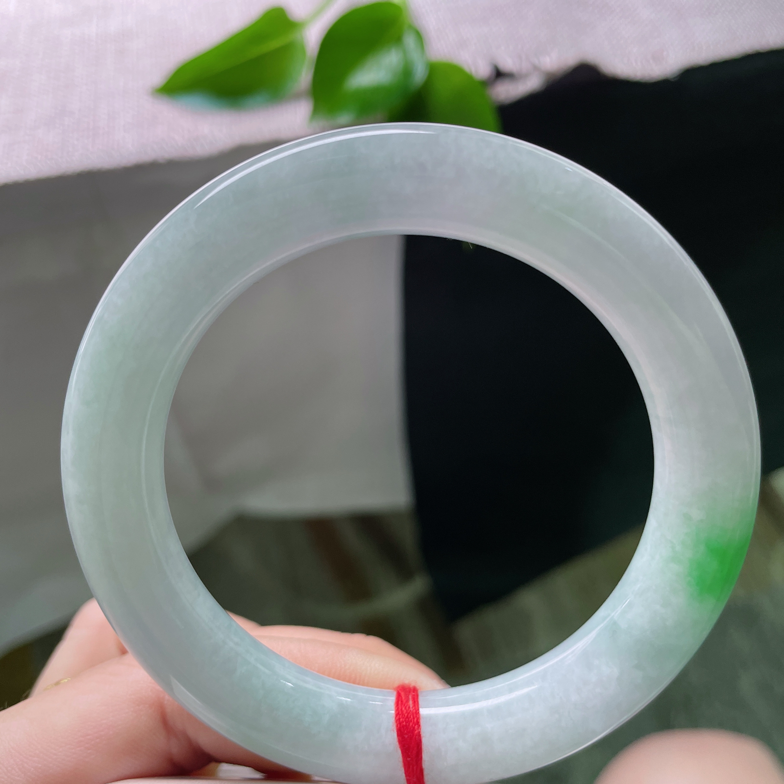 58.5/11.5飘绿圆条，翠色鲜艳夺目，珠圆玉润，传世之翠，一眼入魂。棉线纹