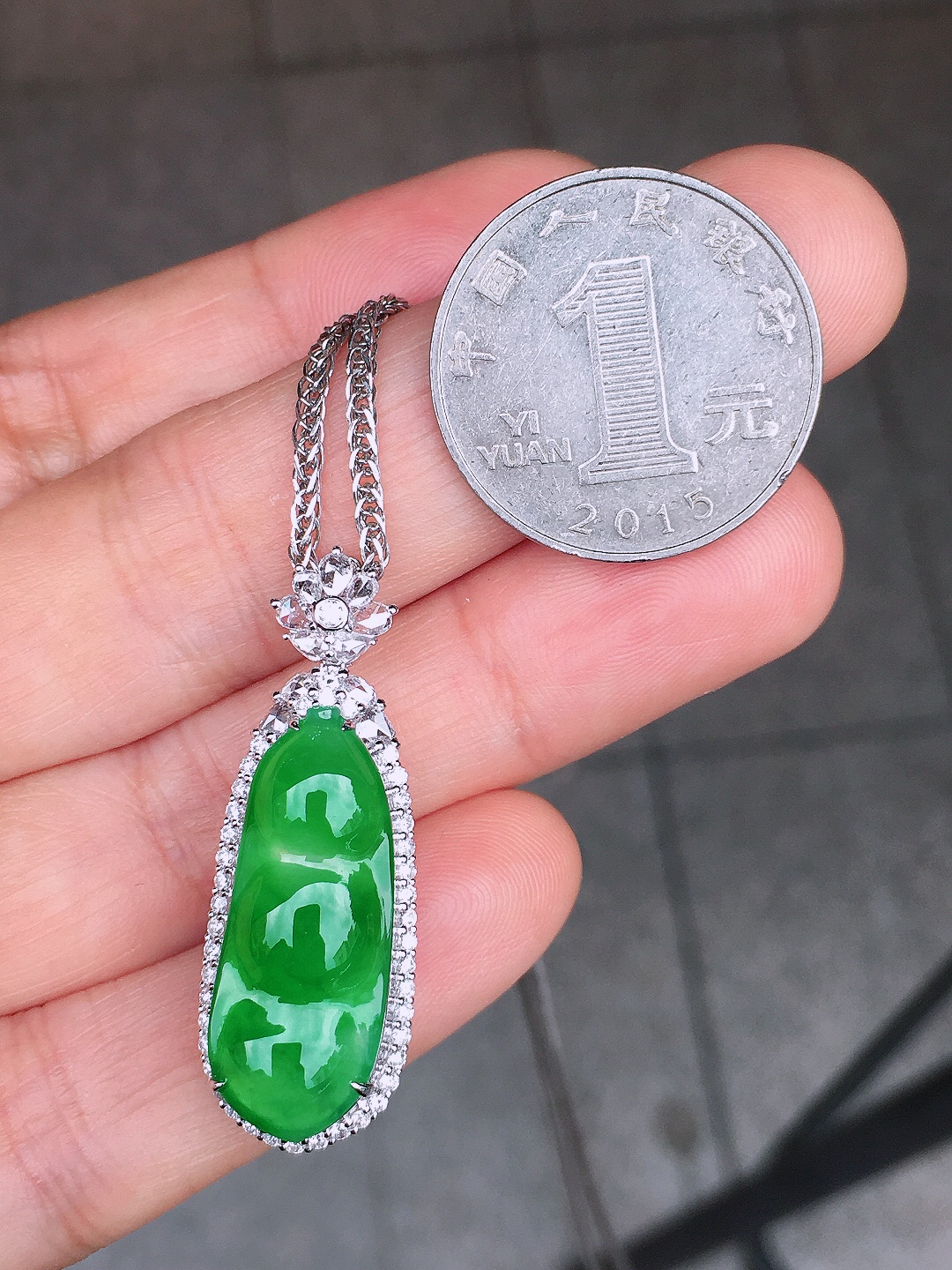 阳绿福豆吊坠，色泽均匀艳丽，玉质细腻，荧光感超
强，饱满圆润，尽显优雅气质，18k
金豪华镶嵌