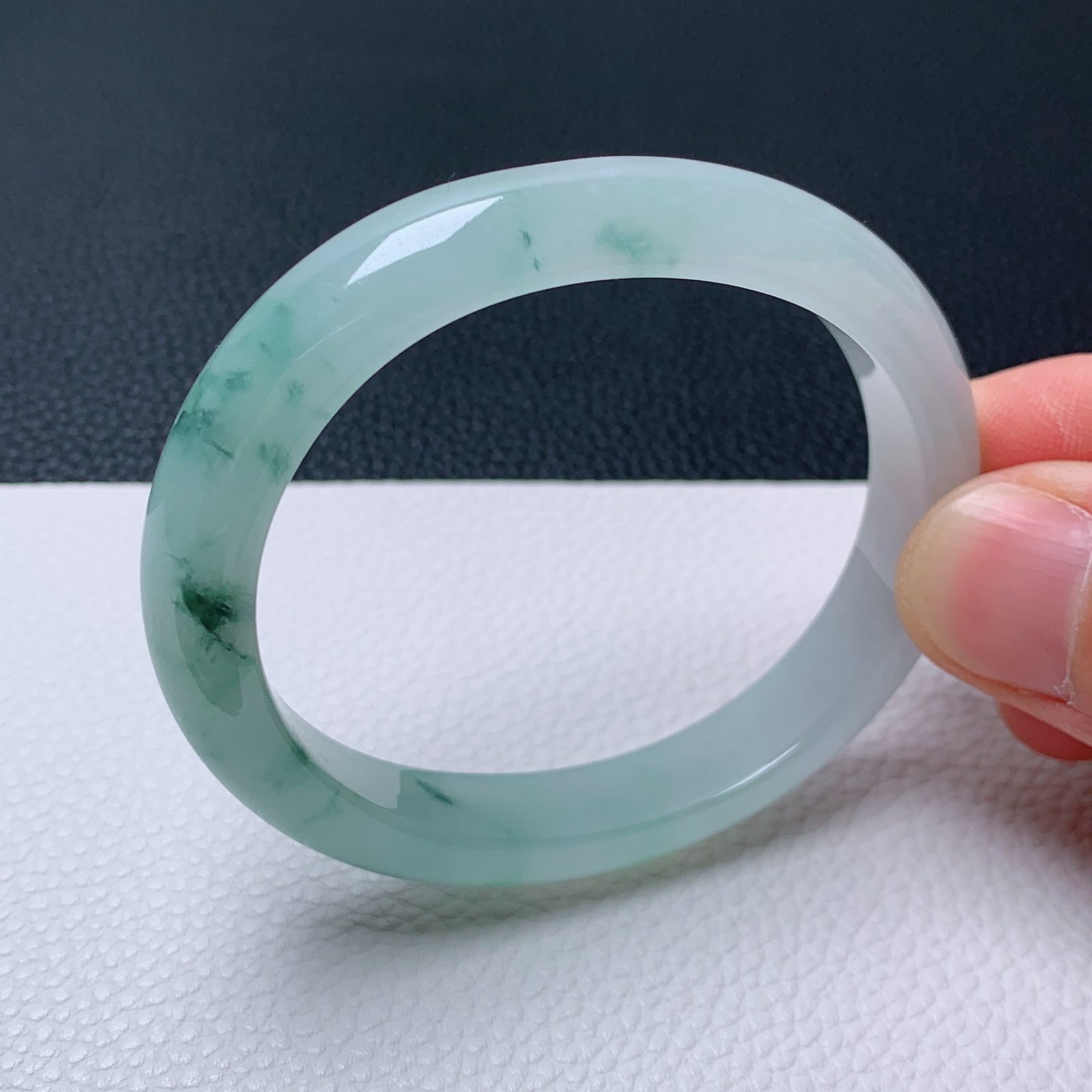 天然翡翠圈口54-55老坑冰透飘花贵妃手镯 玉质细腻 种水好 尺寸：55-47.5-10.2-7.1mm  M22