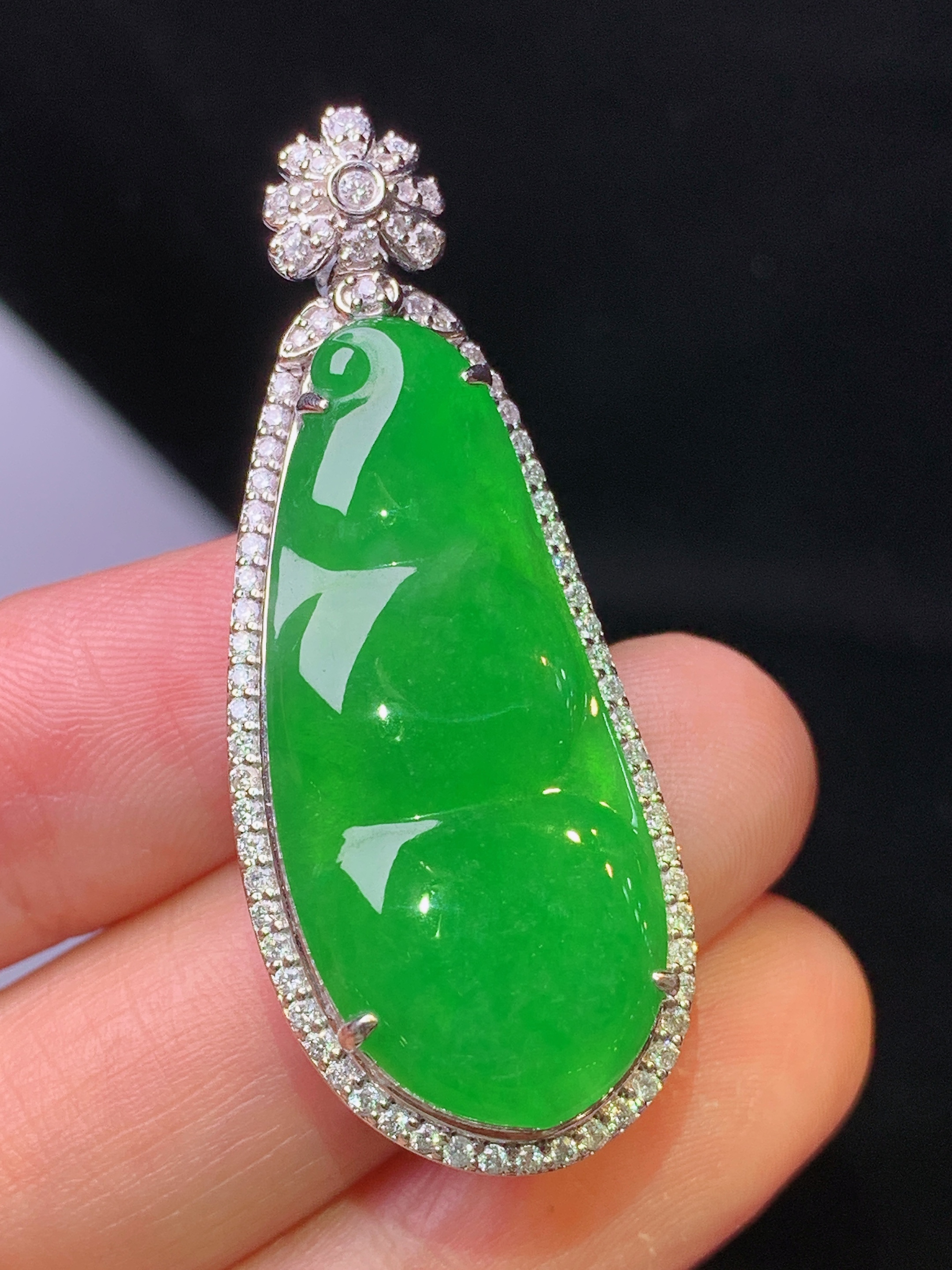 18k金钻镶嵌满绿四季豆吊坠 玉质细腻 色泽艳丽清新 水润亮眼 整体尺寸43*17*11f1