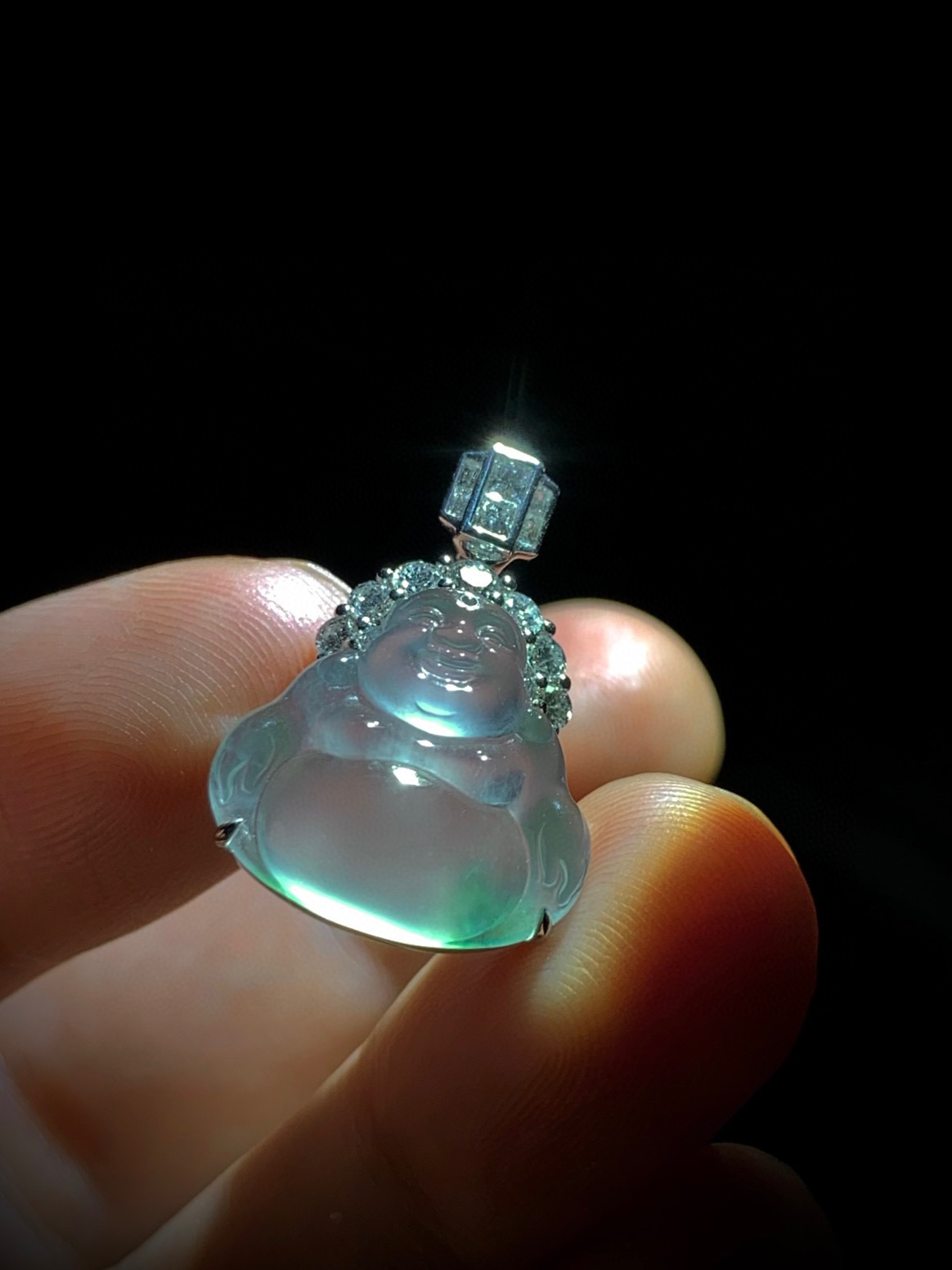 【大肚能容·笑口常开·弥勒佛】，
裸石约17-15.5-4.2mm，
整体23.8-17-6.6mm
18K金，南非钻