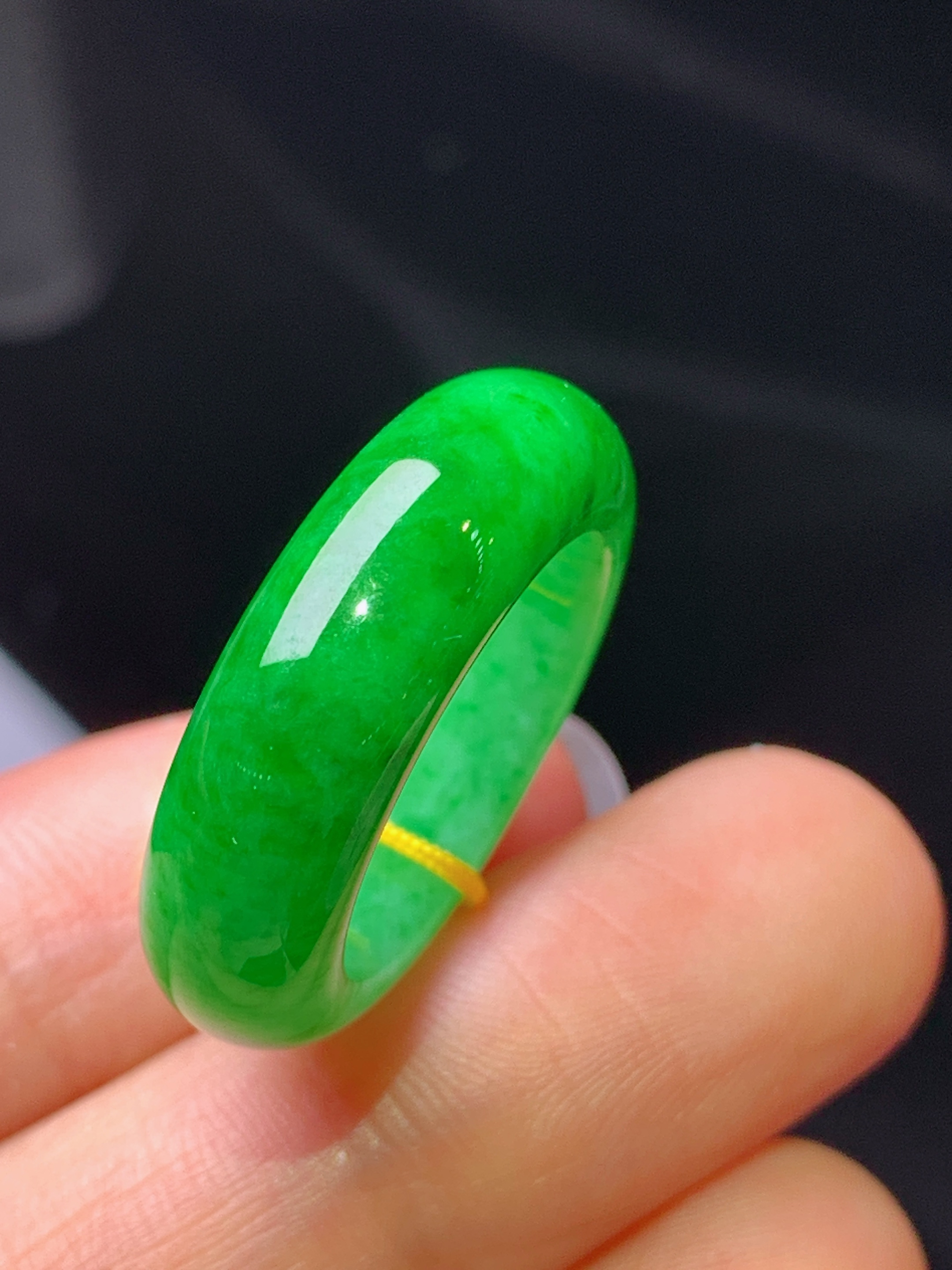 翠绿指环吊坠 玉质细腻 色泽艳丽清新 水润亮眼 圈口12.5 整体尺寸25*7*4.3b1