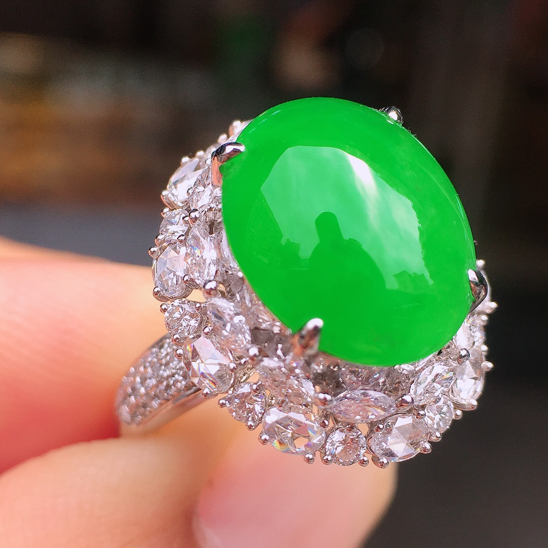 阳绿蛋面戒指，色泽均匀艳丽，玉质细腻，荧光感超
强，饱满圆润，尽显优雅气质，18k
金豪华镶嵌