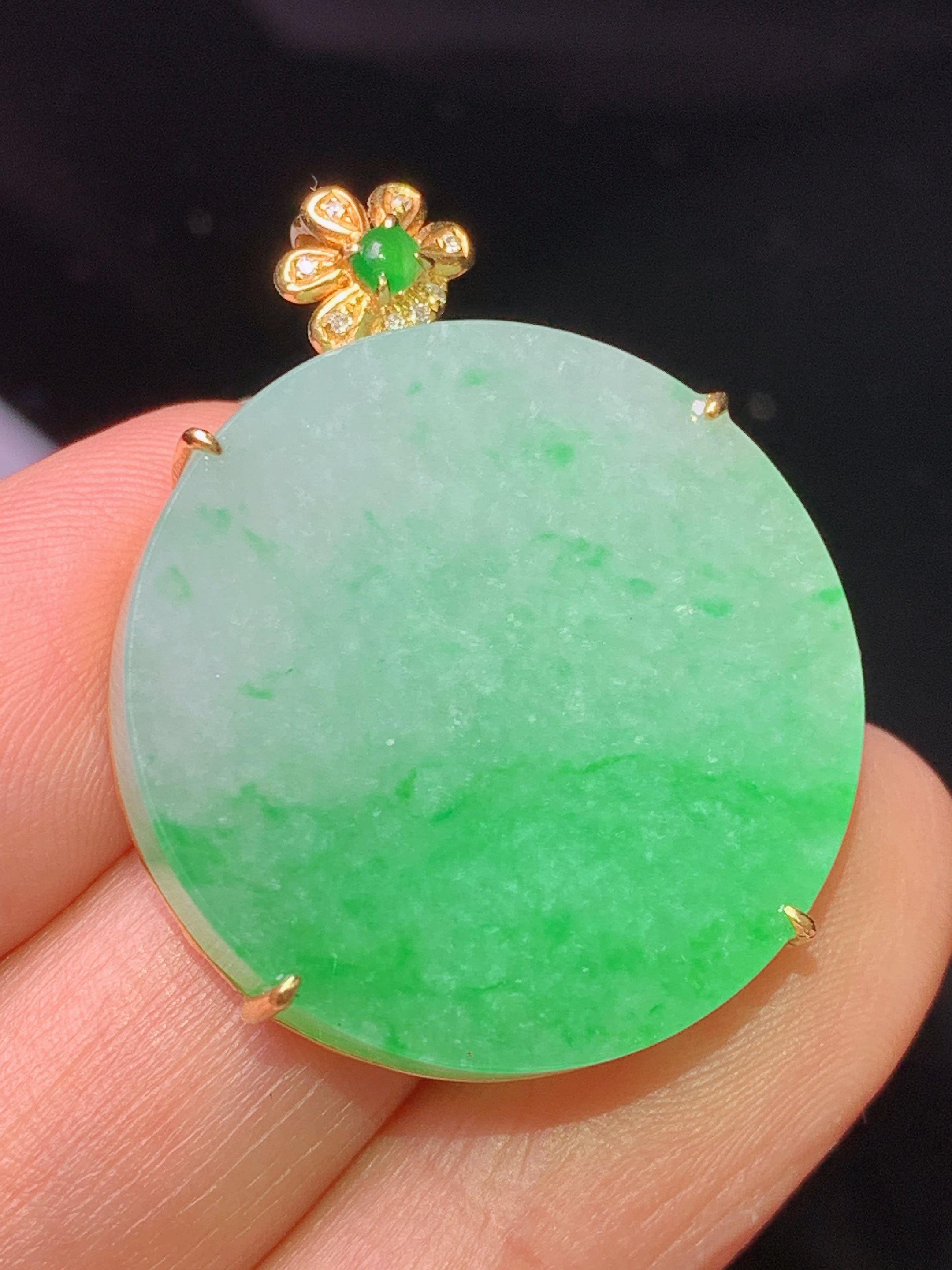 18k金钻镶嵌翠绿圆牌吊坠 玉质细腻 色泽艳丽清新 水润亮眼 整体尺寸32.5*25.6*6.5b1