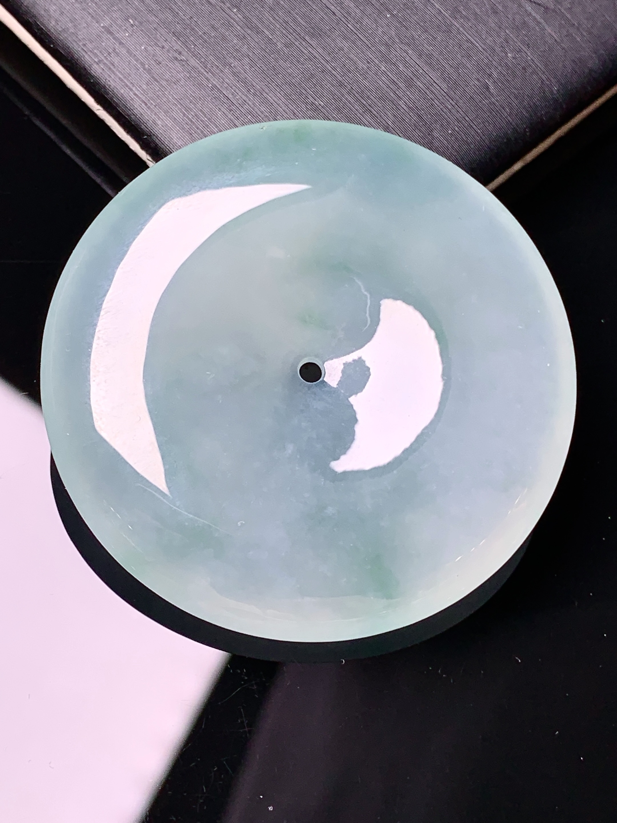 1冰种平安扣吊坠 玉质细腻 色泽艳丽清新 水润亮眼 整体尺寸38.5*7a2