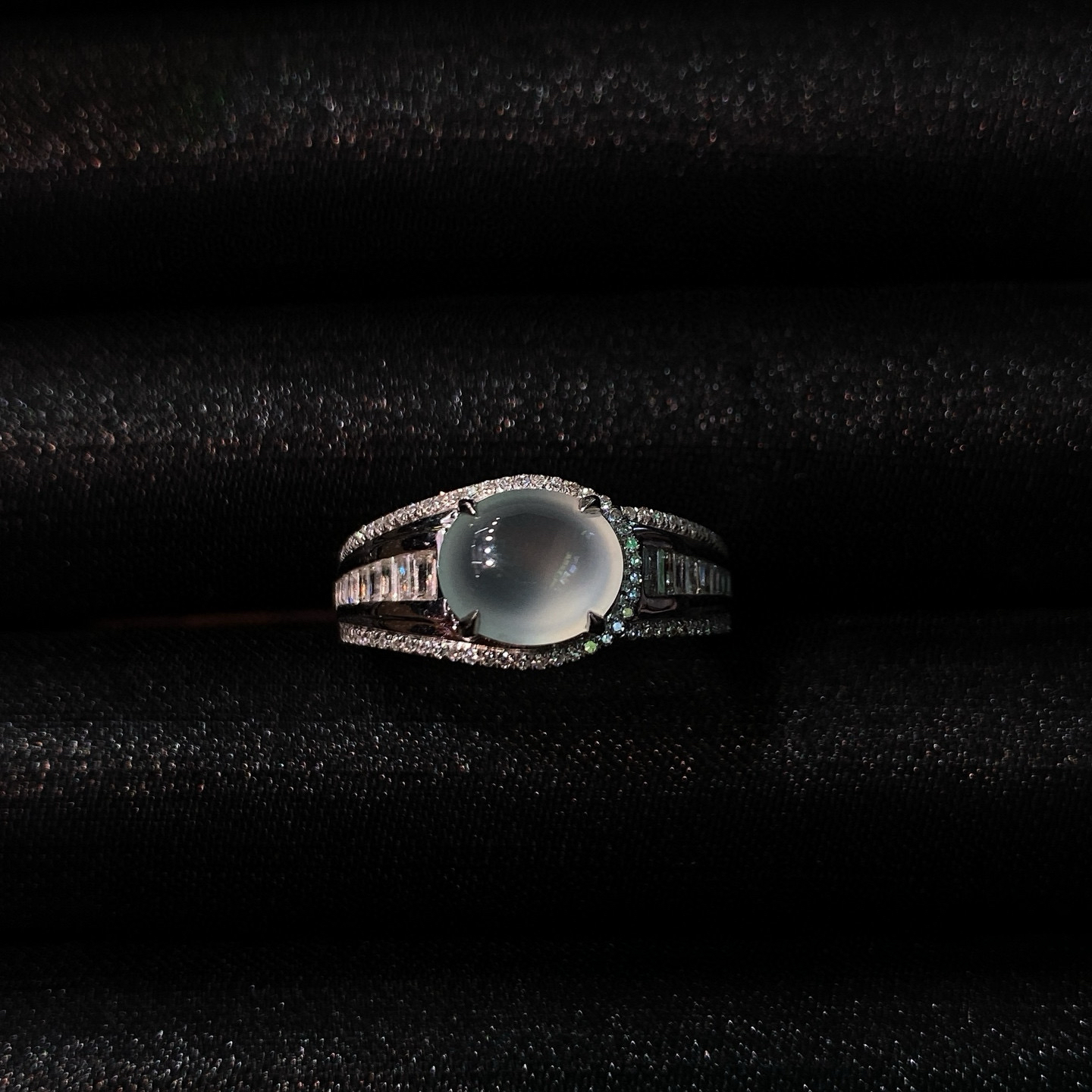 高冰蛋面戒指 
冰纯饱满，温润起光，纯净无暇
18k金镶嵌，佩戴优雅精致
尺寸如图一  实物更美～