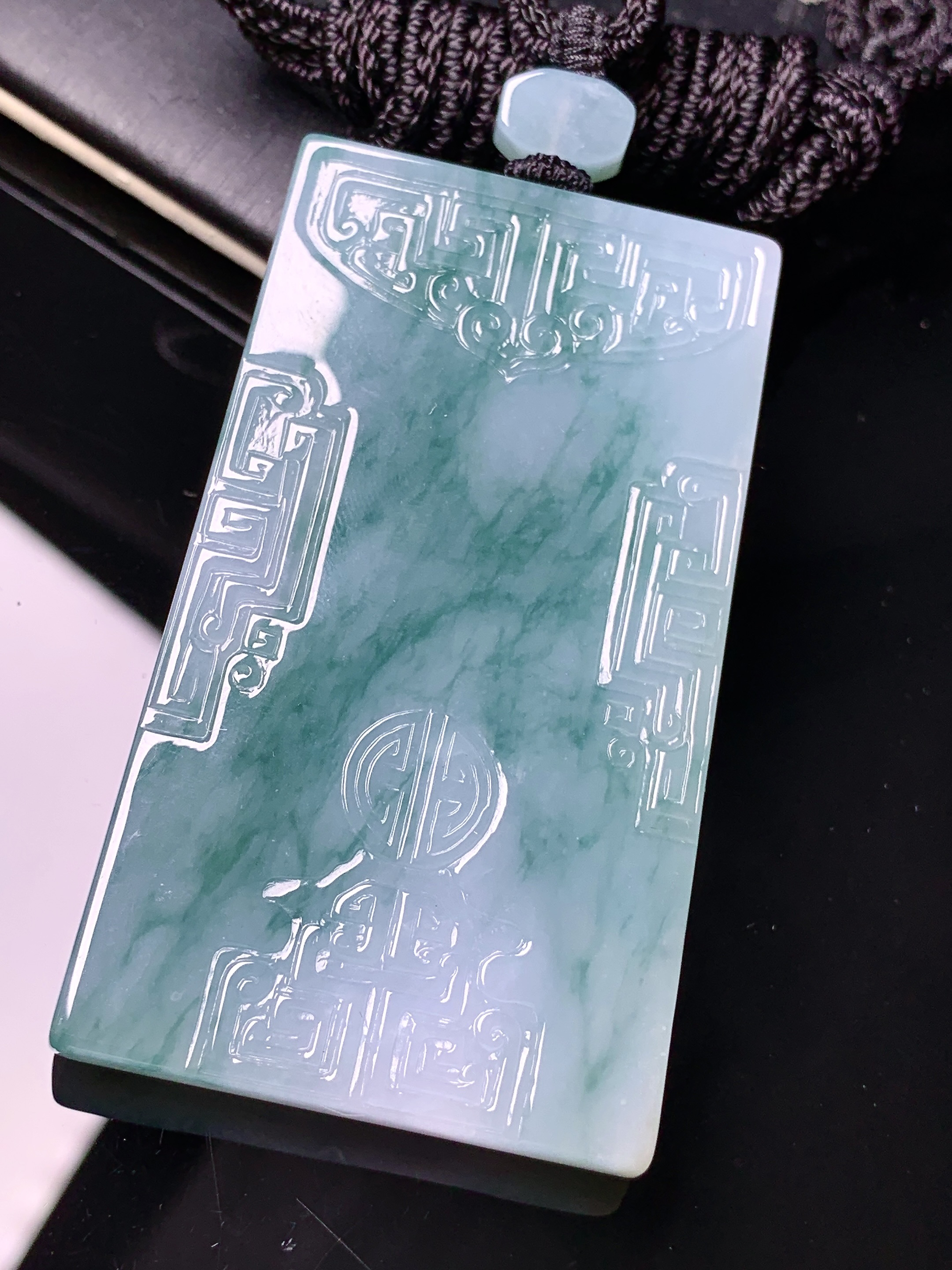 飘花无事牌吊坠 玉质细腻 色泽艳丽清新 水润亮眼 整体尺寸60.3*35*6L1