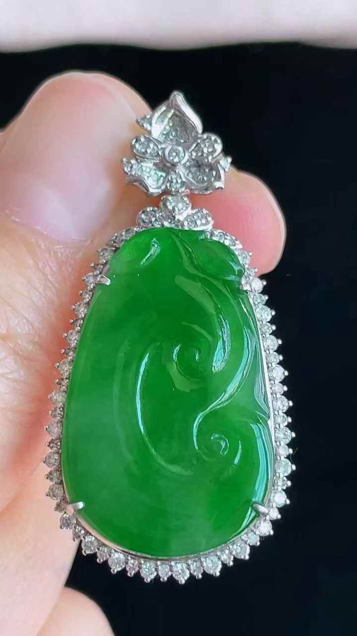 【翡翠名称】18K金镶钻冰辣绿如意吊坠
【翡翠尺寸】含金37.3/18.9/8.6mm
【翡翠描述】宝贝种老水足，玉质细腻，色泽靓丽，性价比高，佩戴效果好！
【其它赠送】权威证书/精美挂绳盒子/支持全国复检