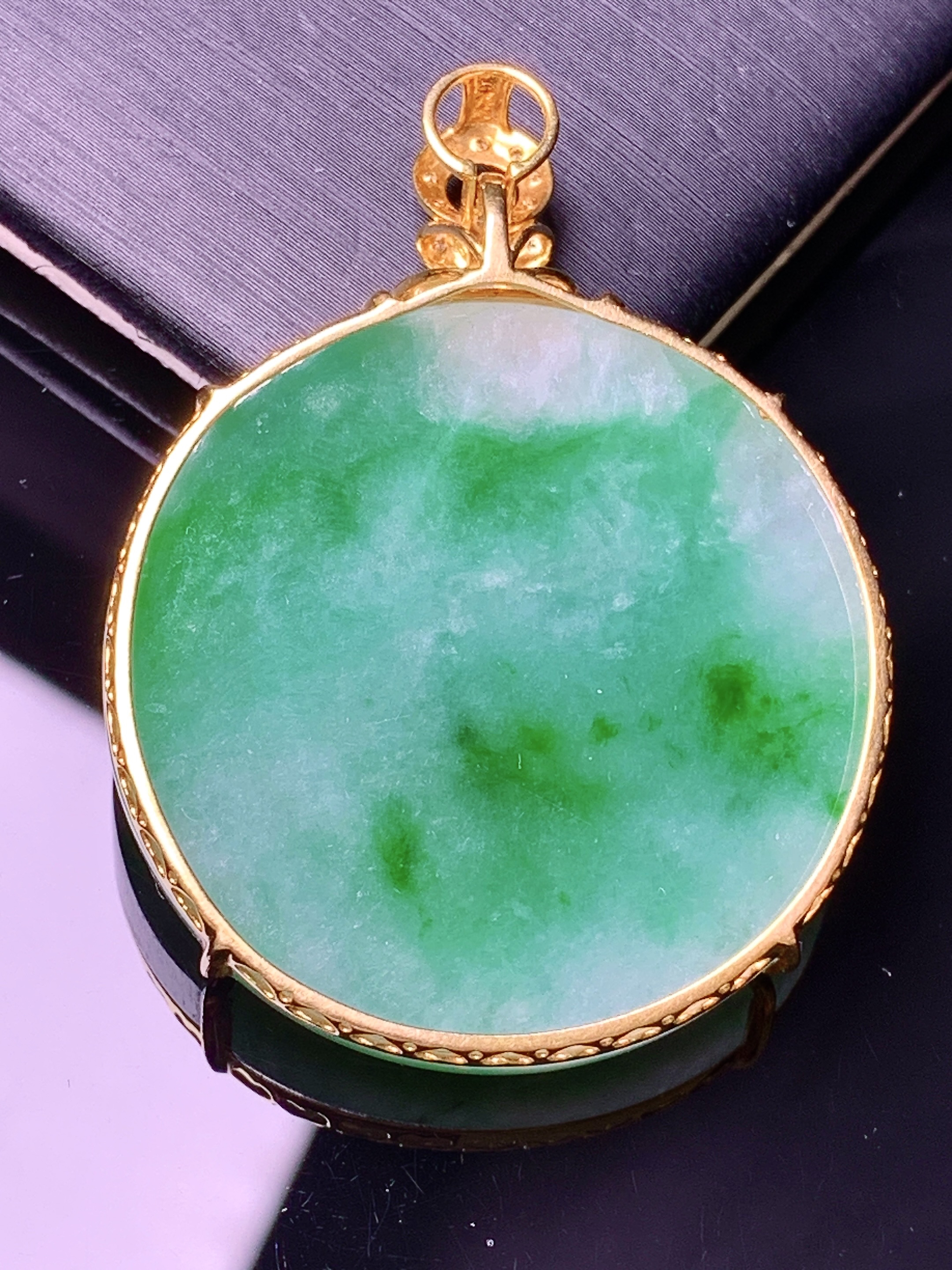 18k金钻镶嵌翠绿圆牌吊坠 玉质细腻 色泽艳丽清新 水润亮眼 整体尺寸42*32*5.8b1