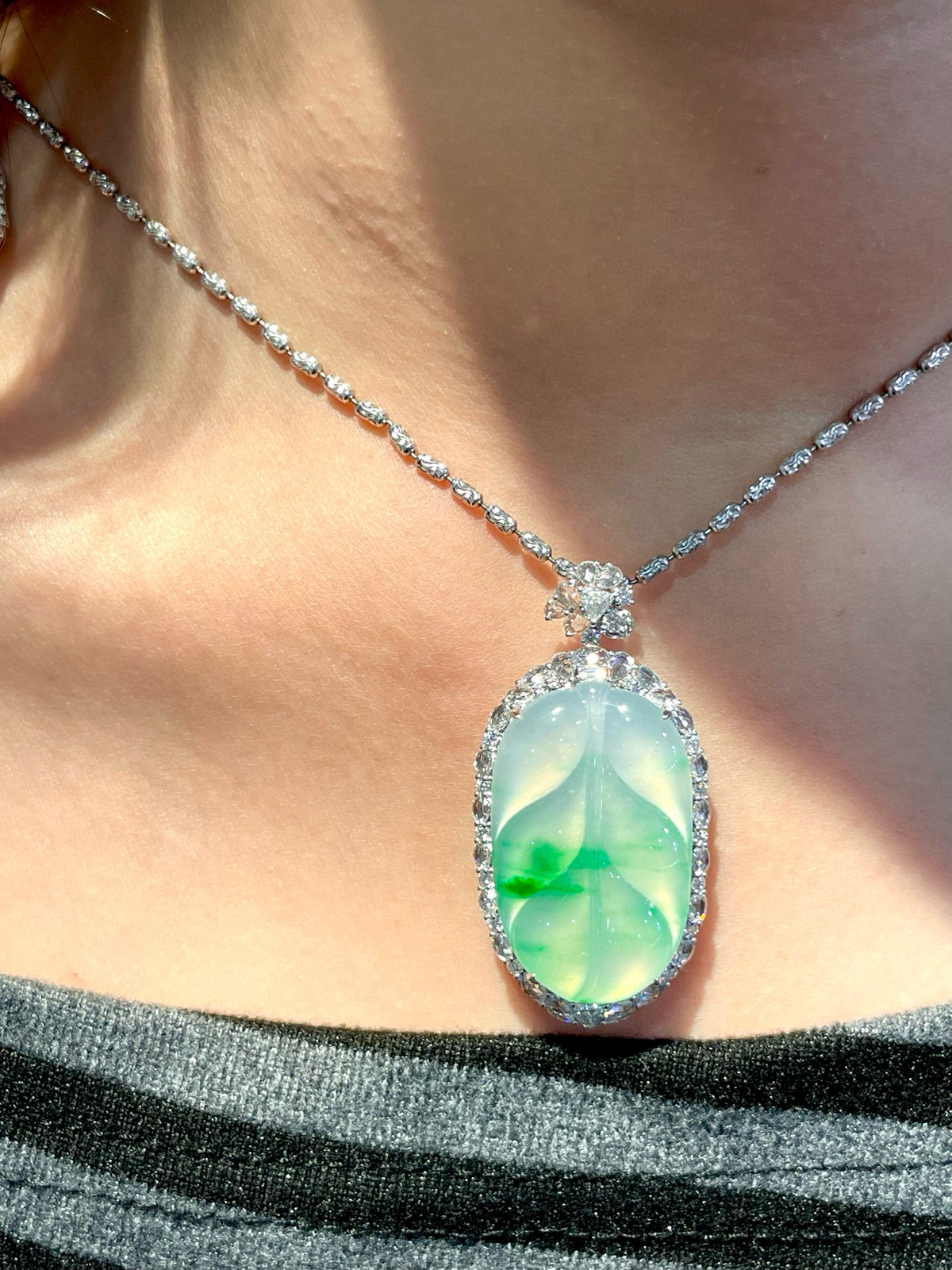 ️ 18K飘绿叶子吊坠
线条圆润流畅，造型饱满大气，每一处都尽显匠心，寓意称心如意、福运绵长，上身后温婉雅致，翠色衬得肤色白皙，自带东方古韵
尺寸：整体47.5*24.1*11.6裸石32.1*20.2