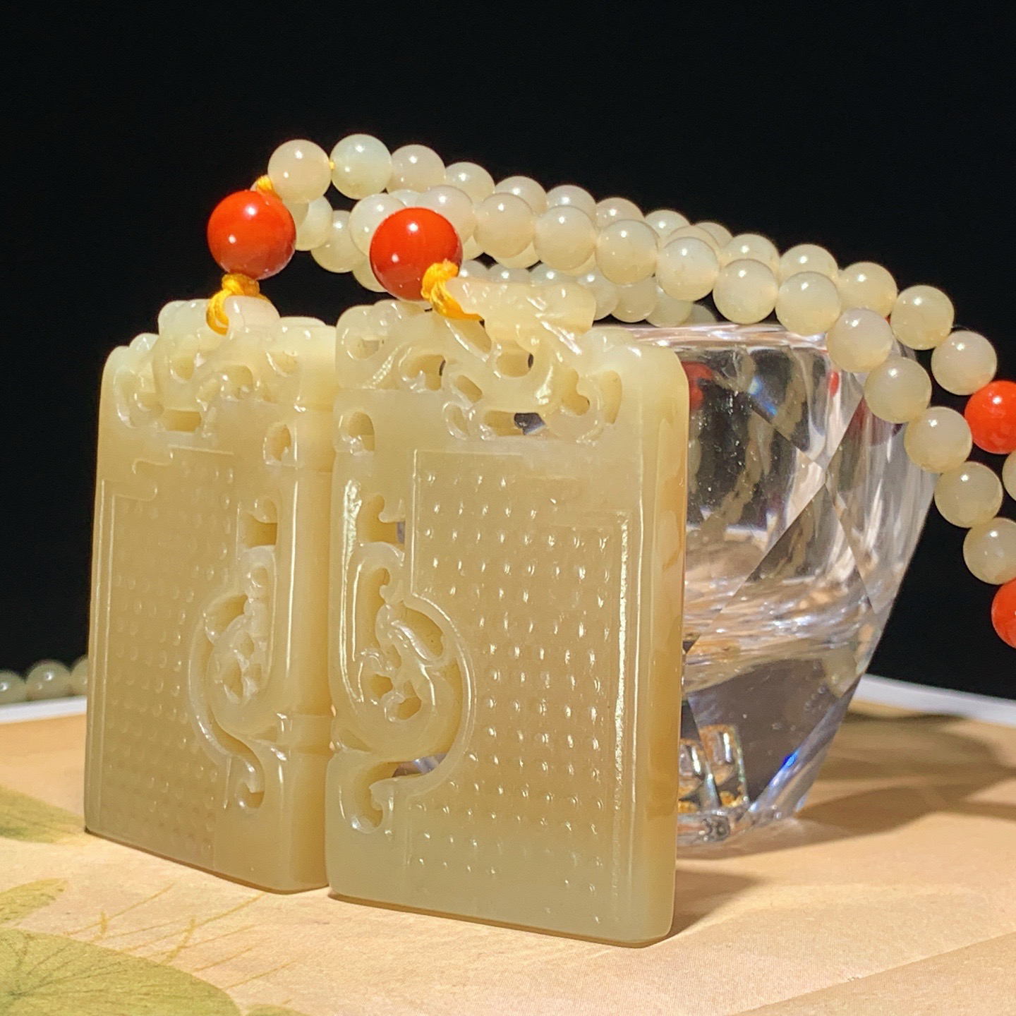 新疆和田玉且末糖仿古龙凤对牌子挂件。尺寸53/32/6重122.8克 玉质细腻油润 底色纯净 脂粉好，品质好。lt260328