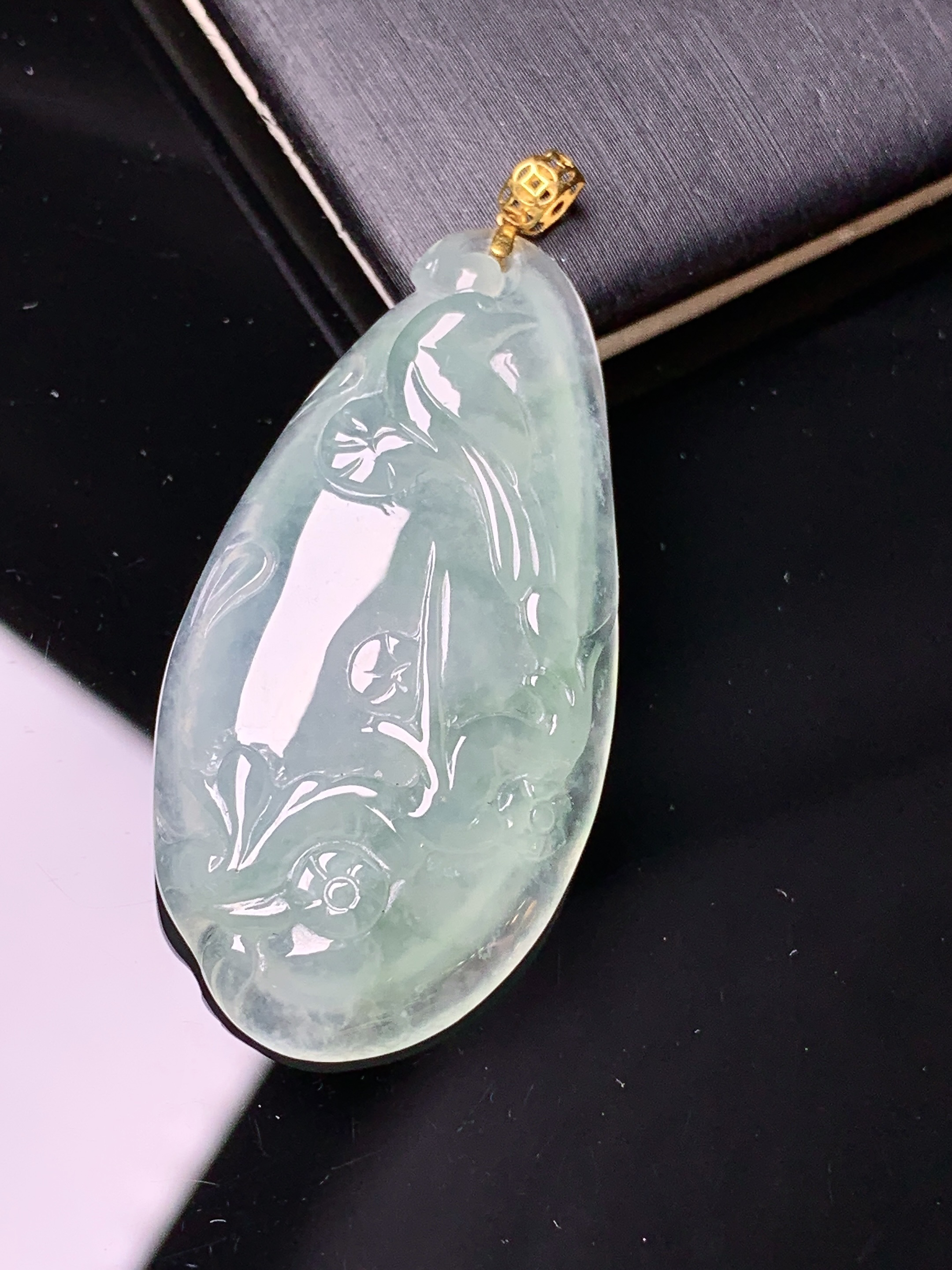 18k金镶嵌冰种雕花福瓜吊坠 玉质细腻 色泽艳丽清新 水润亮眼 整体尺寸44.3*20.2*5.5d1