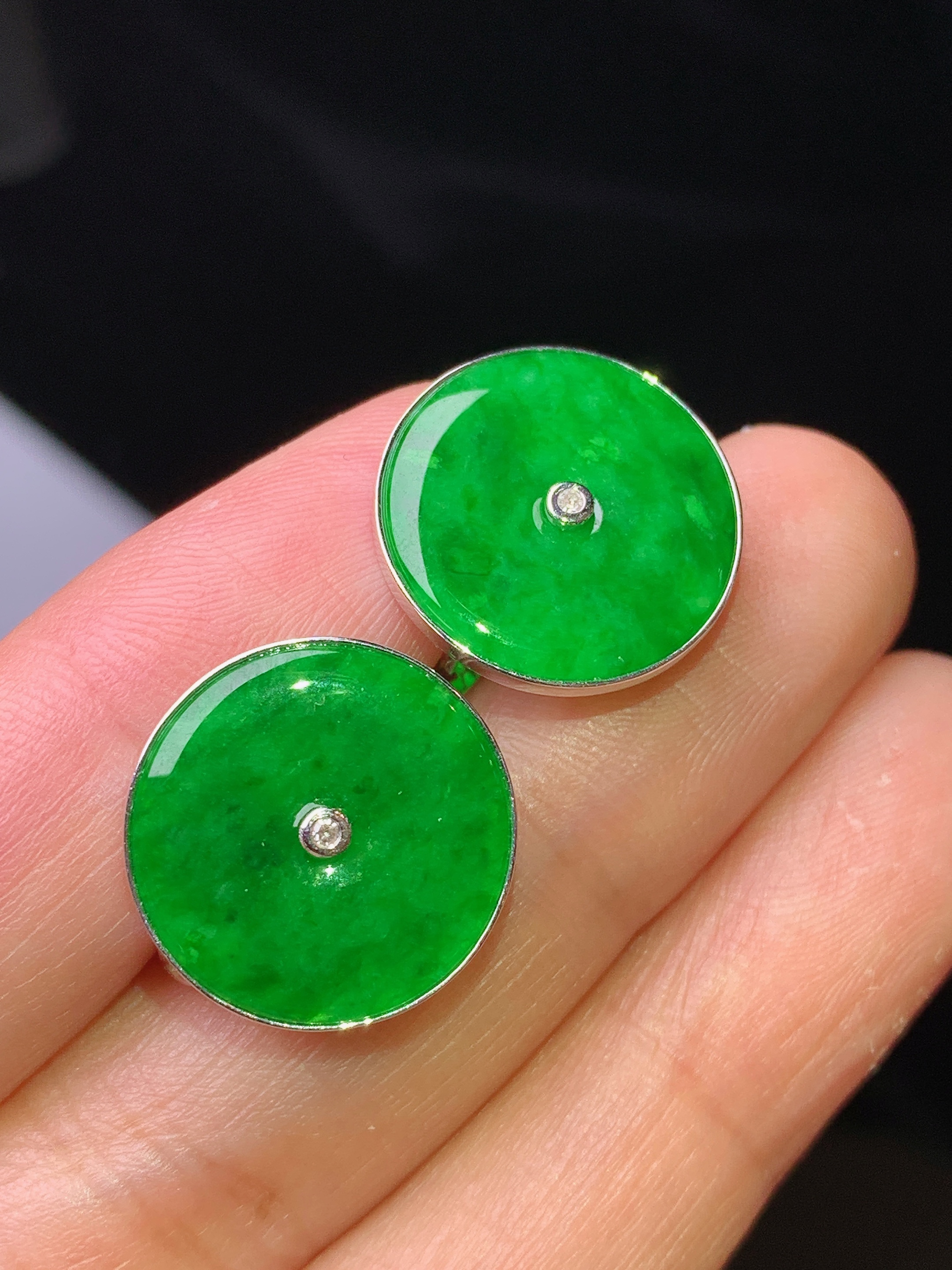 18k金镶嵌满绿平安扣吊坠 玉质细腻 色泽艳丽清新 水润亮眼 裸石尺寸15.5*2