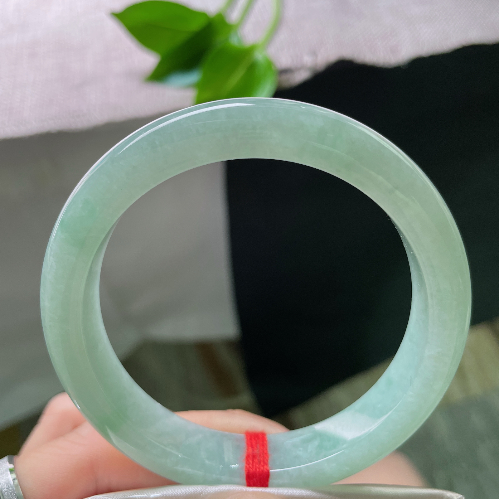 57.5/11.9/8.4，果绿正圈，色泽清丽，甜美动人，干净清爽，无纹裂