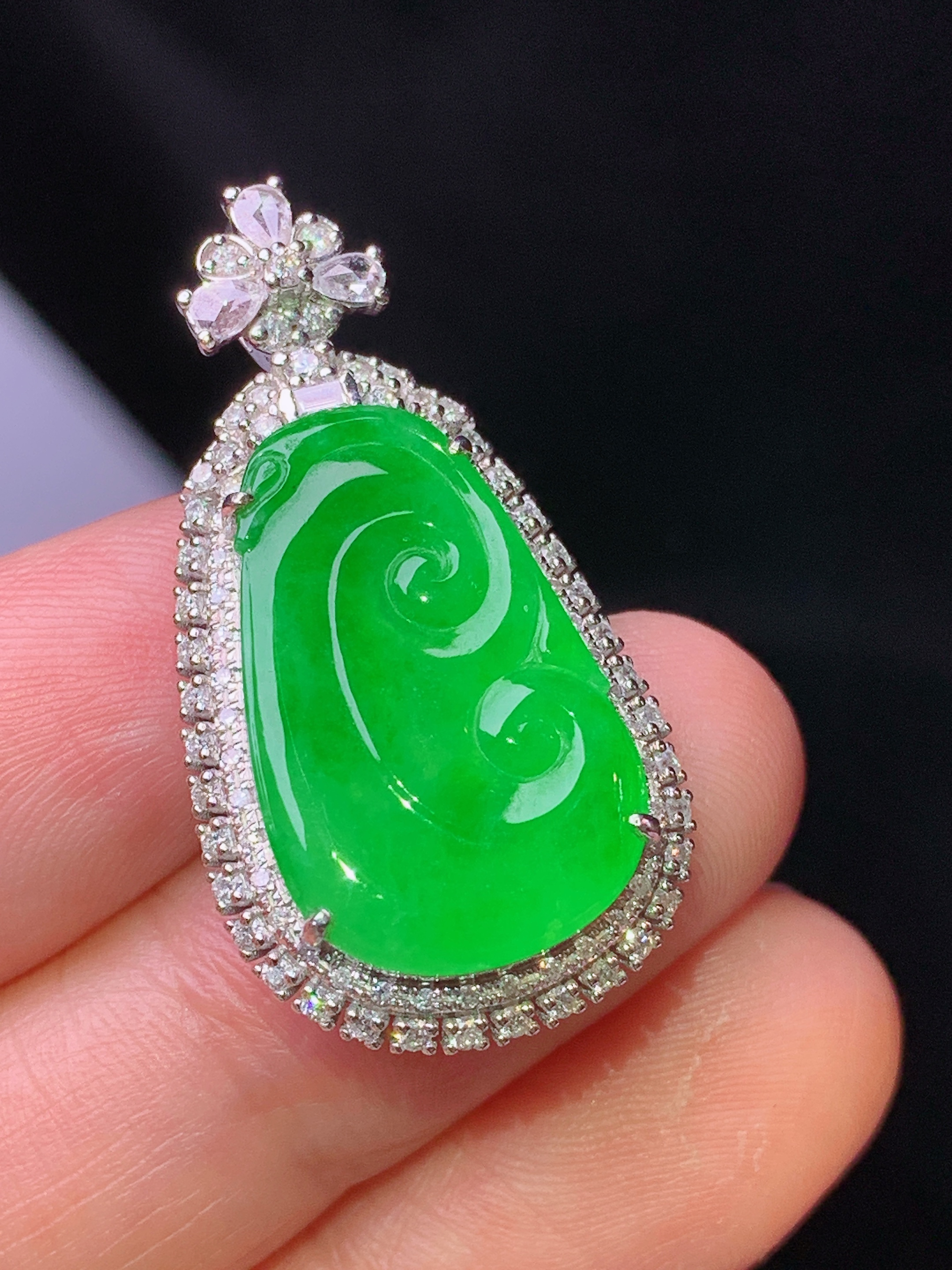 18k金钻镶嵌翠绿如意吊坠 玉质细腻 色泽艳丽清新 水润亮眼 整体尺寸32*17*6.5m5