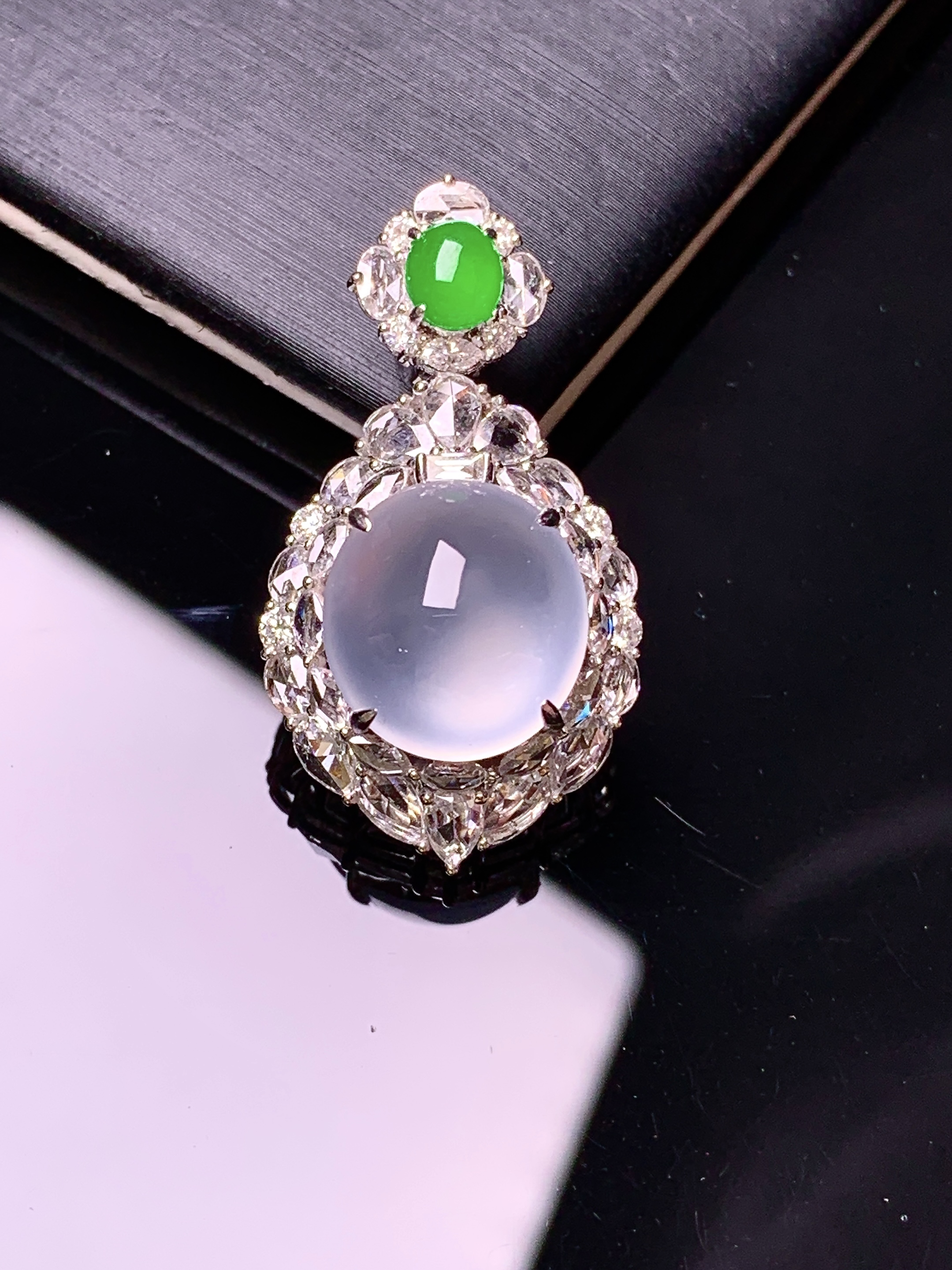 18k金钻镶嵌玻璃种蛋面吊坠 玉质细腻 色泽艳丽清新 水润亮眼 整体尺寸30*16.5*12.5j4