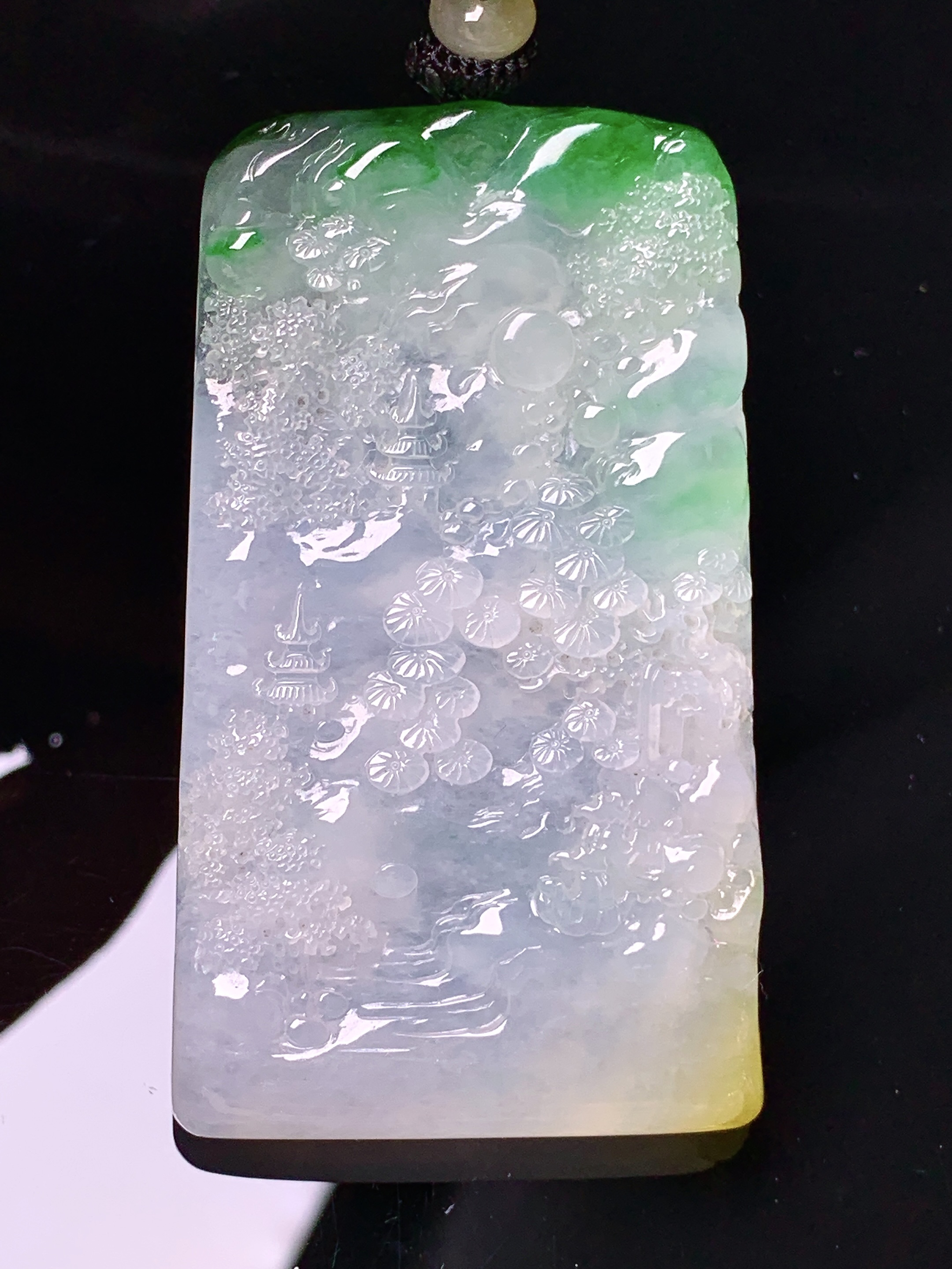 飘绿山水牌子吊坠 玉质细腻 色泽艳丽清新 水润亮眼 整体尺寸58.6*33.6*5.8w1