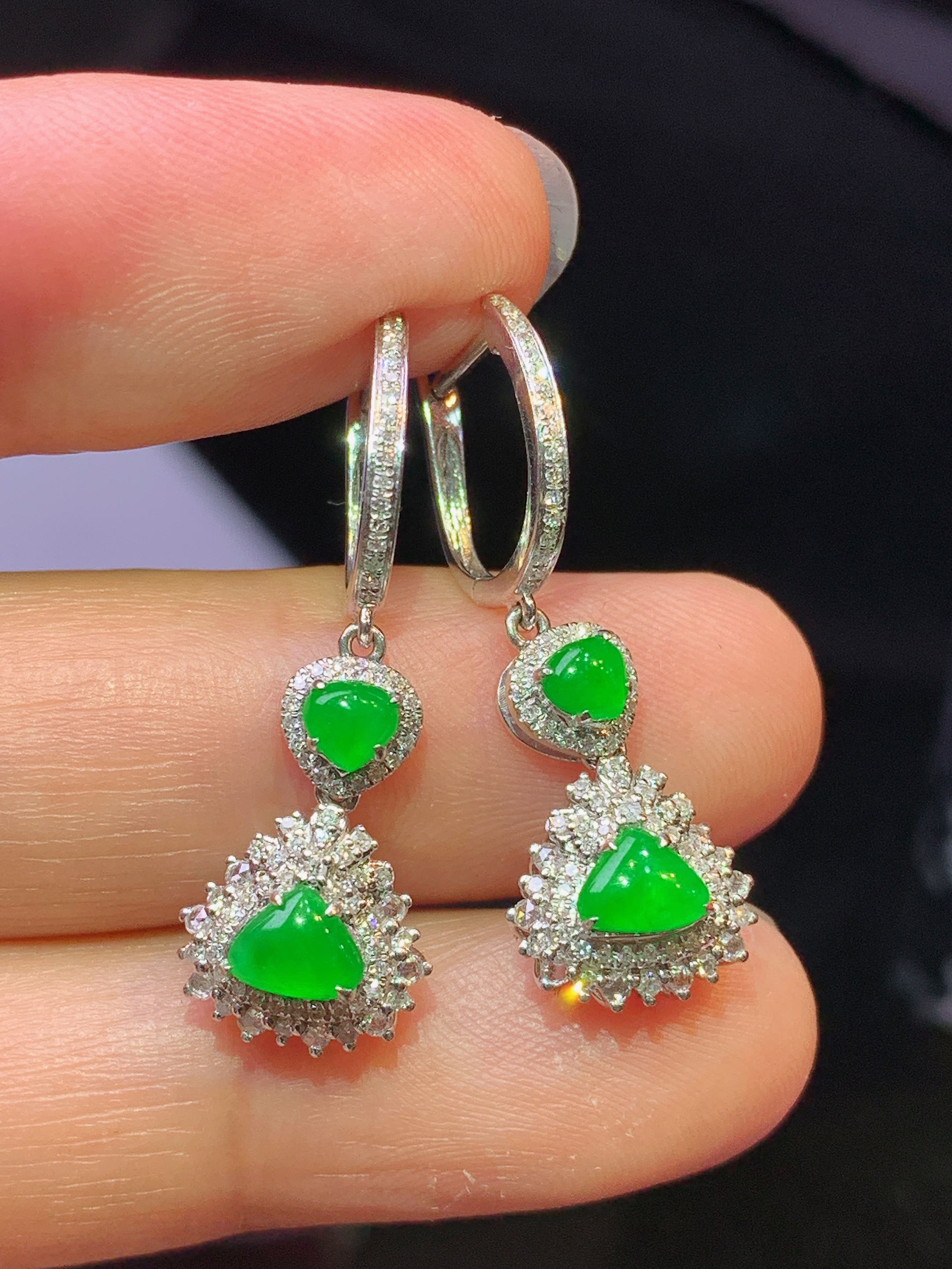 18k金钻镶嵌满绿心形耳坠 玉质细腻 色泽艳丽清新 水润亮眼 整体尺寸29*10*6.3c2