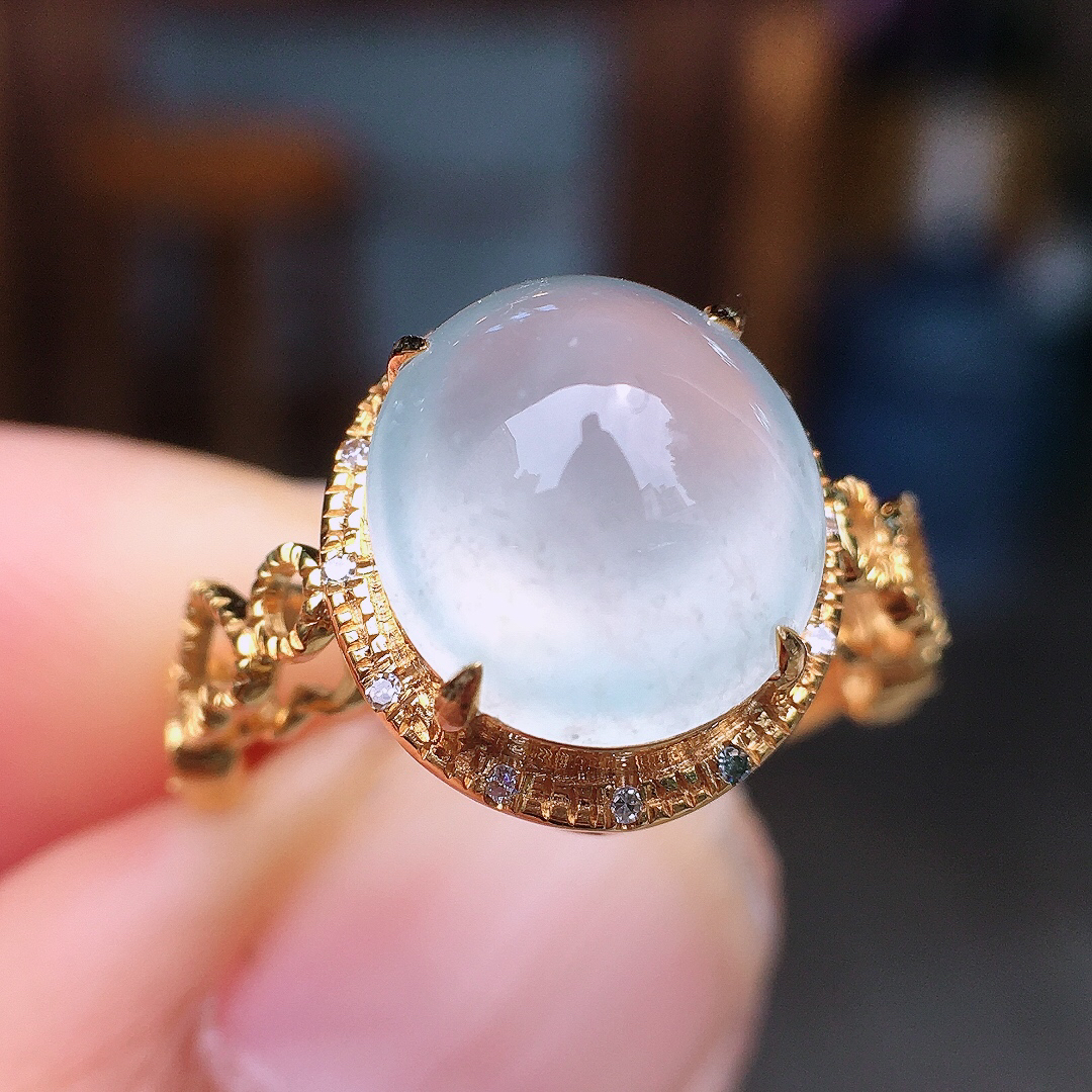 冰种蛋面戒指，玉质细腻，荧光感超
强，饱满圆润，尽显优雅气质，18k
金豪华镶嵌