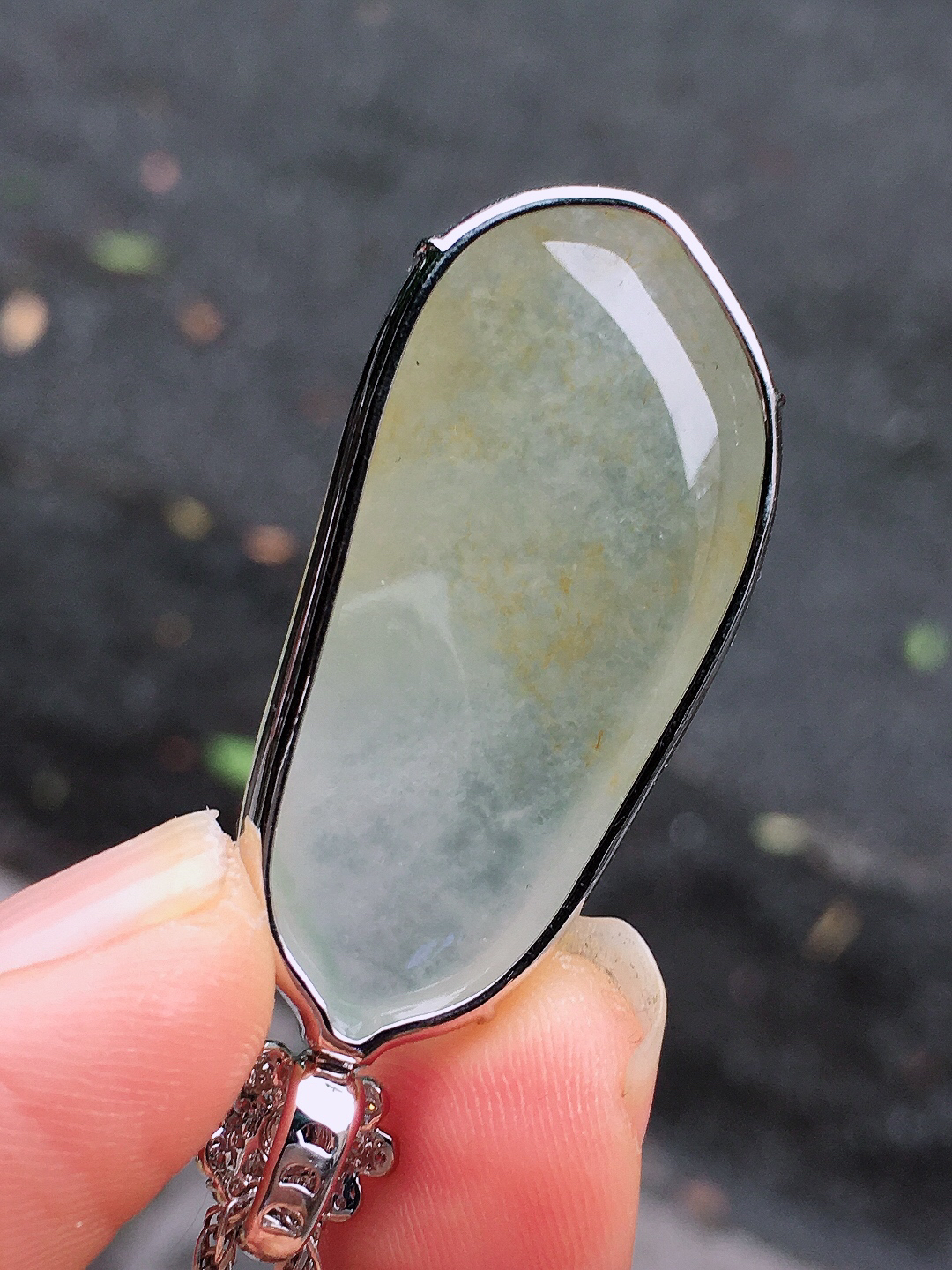 冰飘黄翡福瓜吊坠，色泽艳丽，玉质细腻，荧光感超
强，饱满圆润，尽显优雅气质，18k
金豪华镶嵌