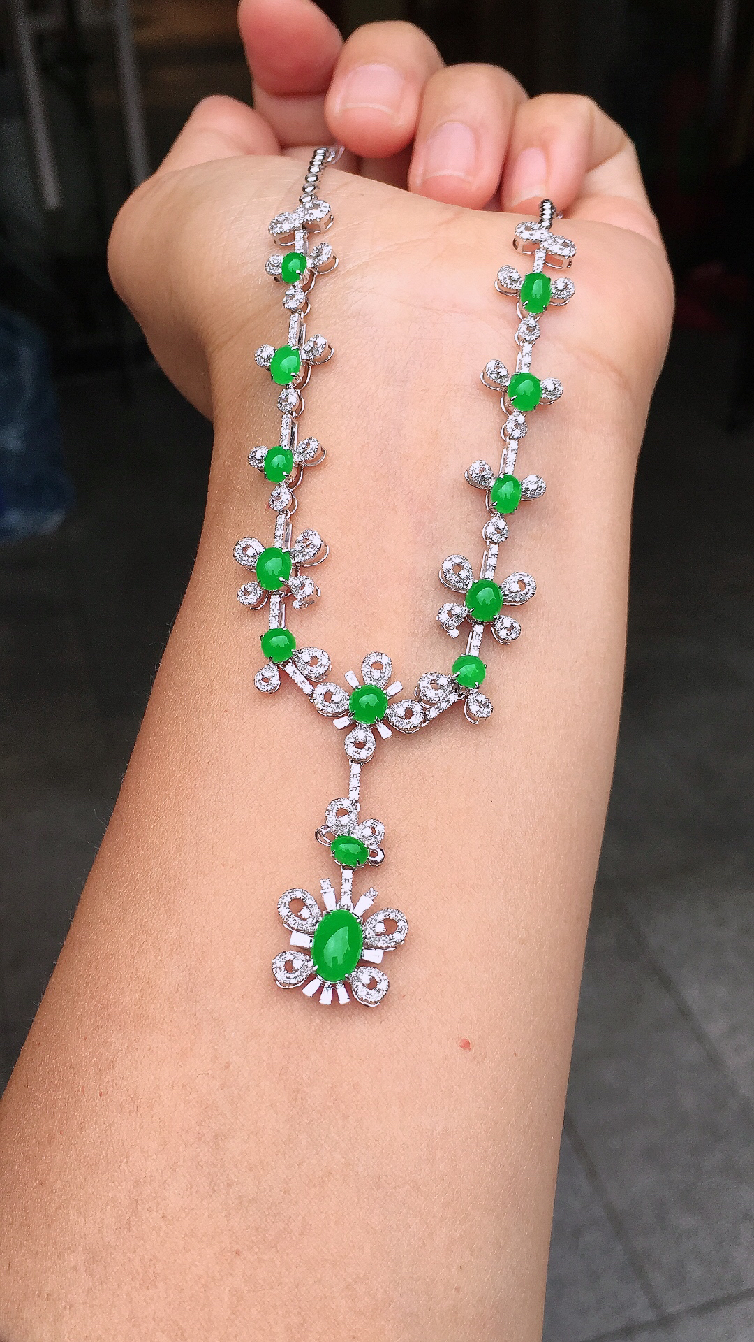 阳绿蛋面晚装项链，色泽均匀艳丽，玉质细腻，荧光感超
强，饱满圆润，尽显优雅气质，18k
金豪华镶嵌