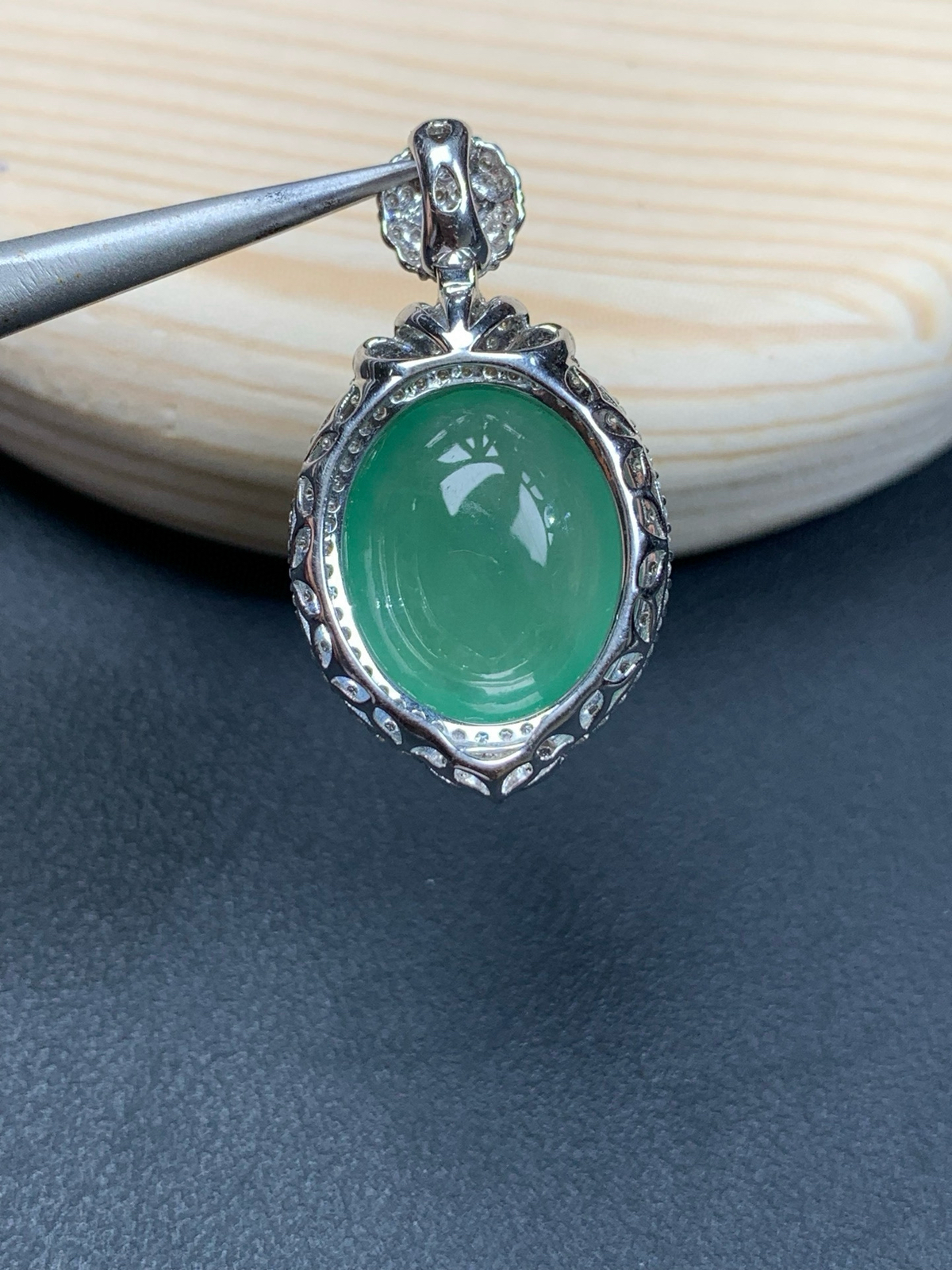 18k金镶嵌冰晴绿大蛋面吊坠
整体30.6-17.2-10
裸石15.7-13-6