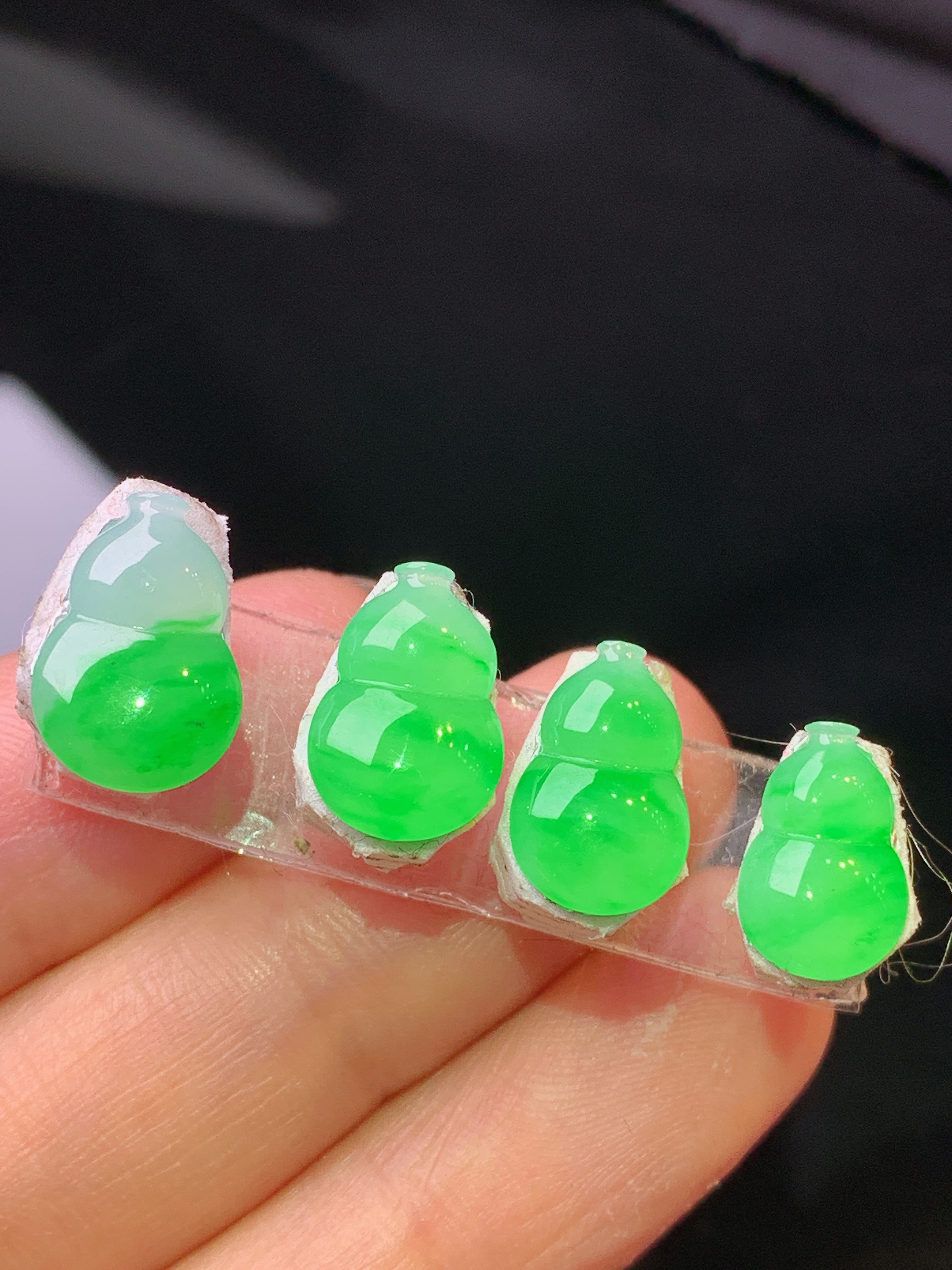 镶嵌款 翠绿葫芦一手 玉质细腻 色泽艳丽清新 水润亮眼 整体尺寸12.8*8.8*2.3j3