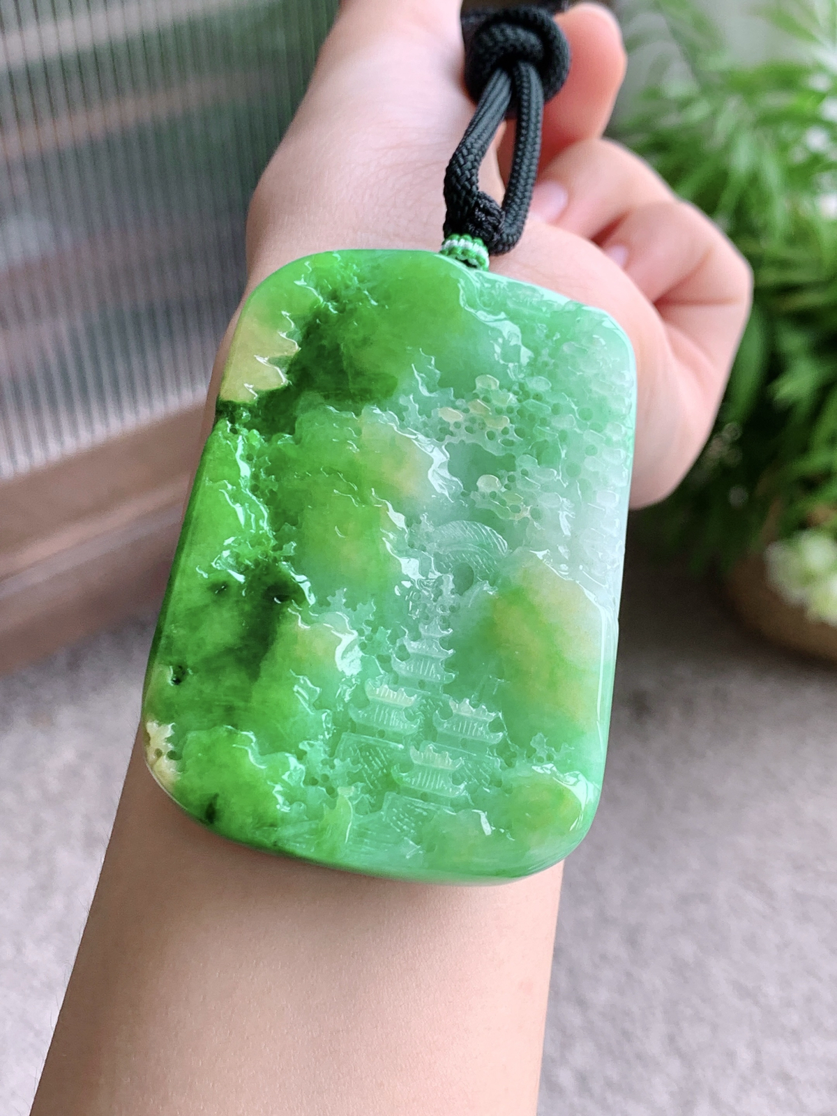 【裸石】冰黄加绿山水牌大山水牌吊坠
【说明】缅料 性价比高  
【尺寸】66.6-46.2-9.5