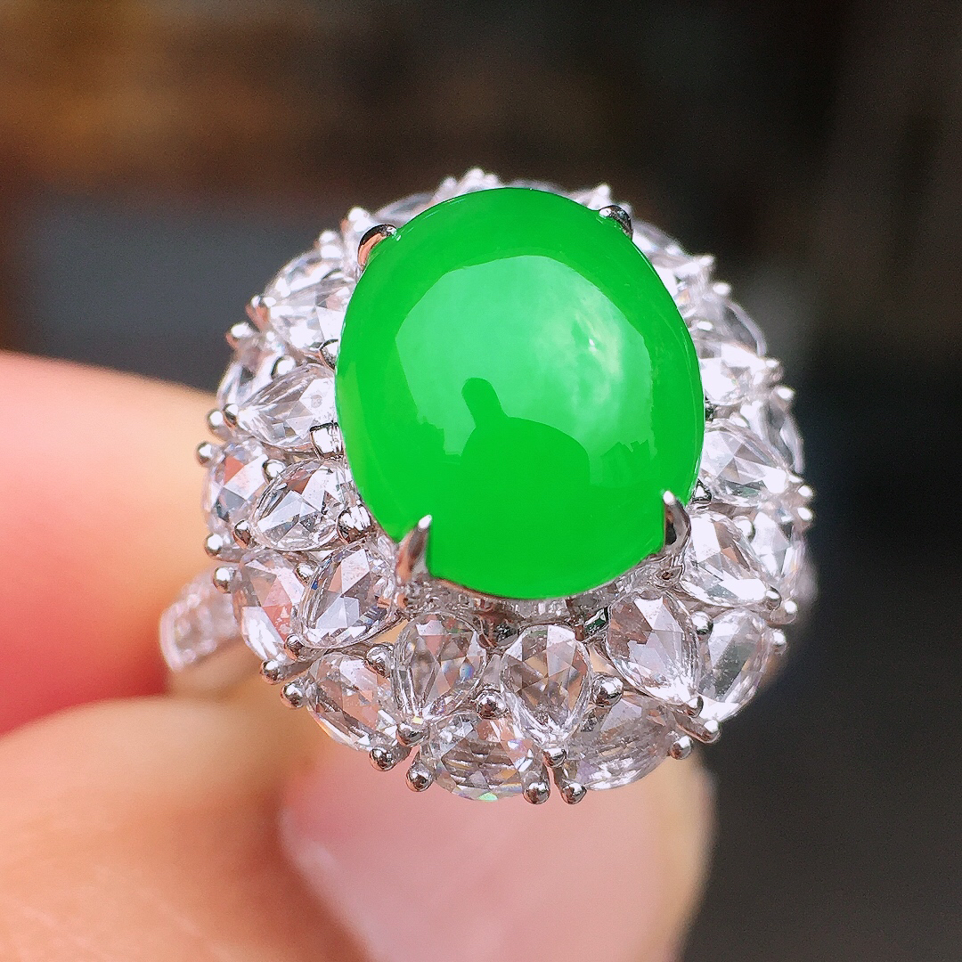 阳绿蛋面戒指，色泽均匀艳丽，玉质细腻，荧光感超
强，饱满圆润，尽显优雅气质，18k
金豪华镶嵌