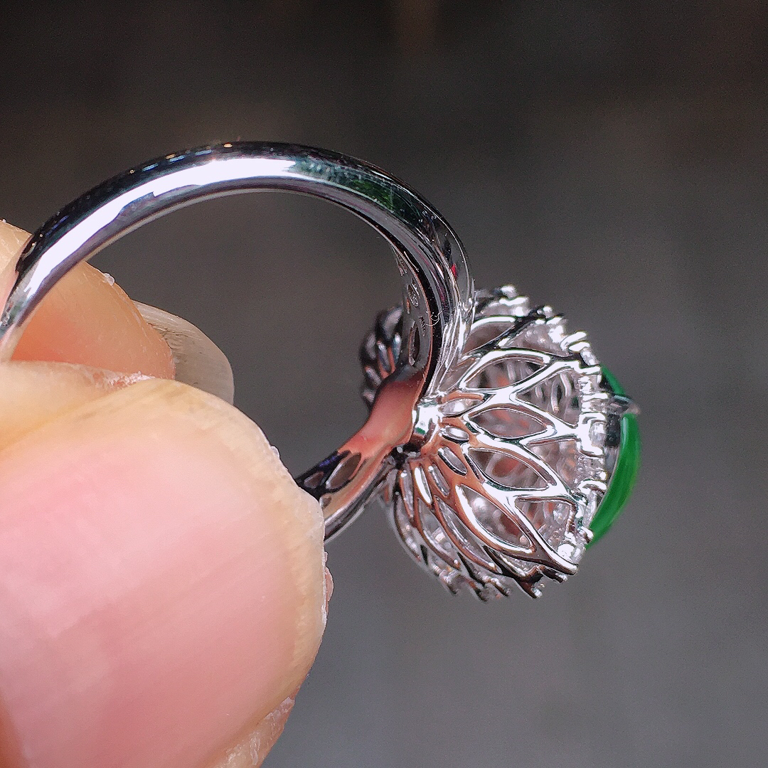 阳绿葫芦戒指，色泽均匀艳丽，玉质细腻，荧光感超
强，饱满圆润，尽显优雅气质，18k
金豪华镶嵌