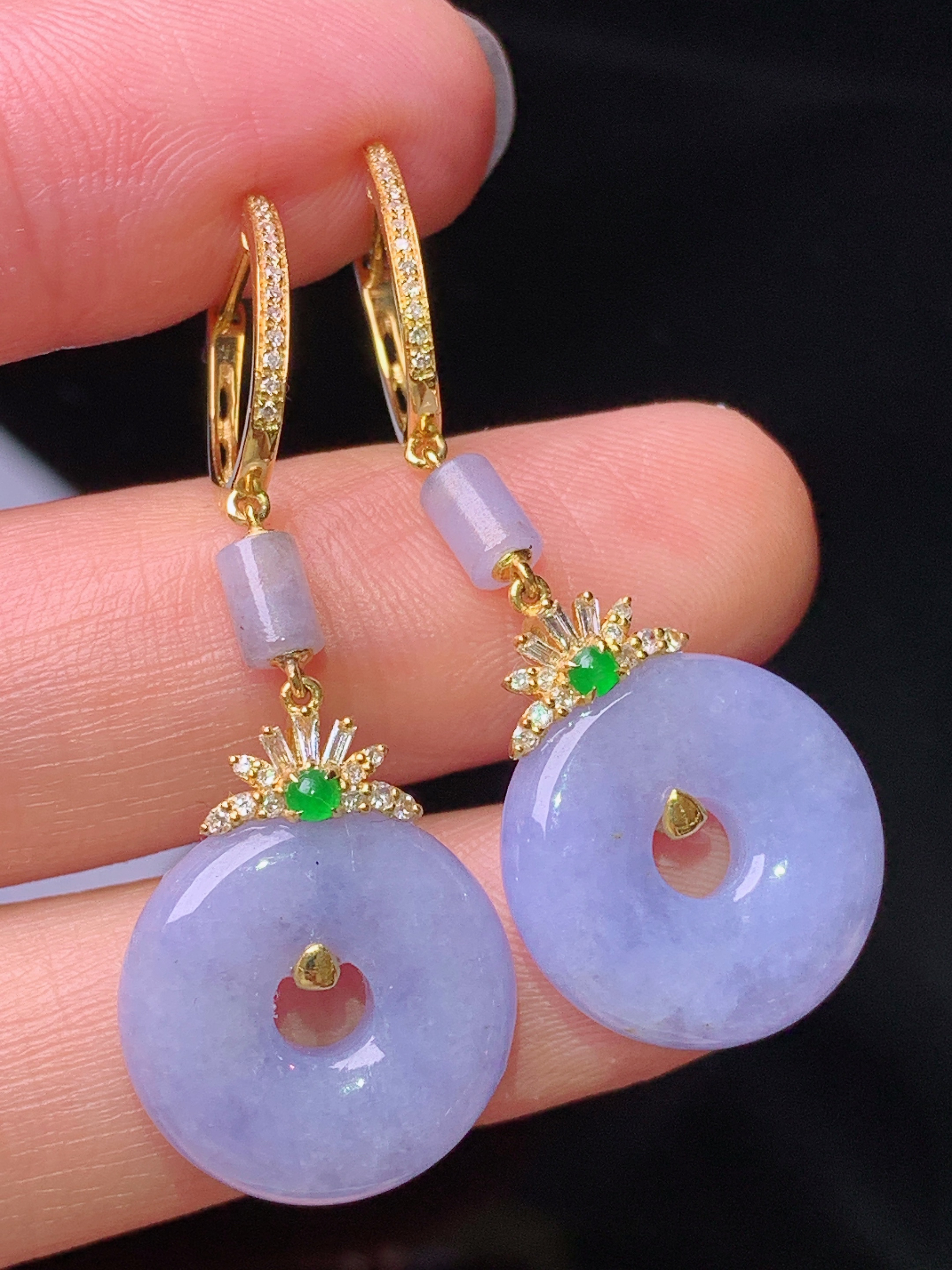 18k金钻镶嵌紫罗兰平安扣耳坠 玉质细腻 色泽艳丽清新 水润亮眼 整体尺寸40.2*16*4.8b1