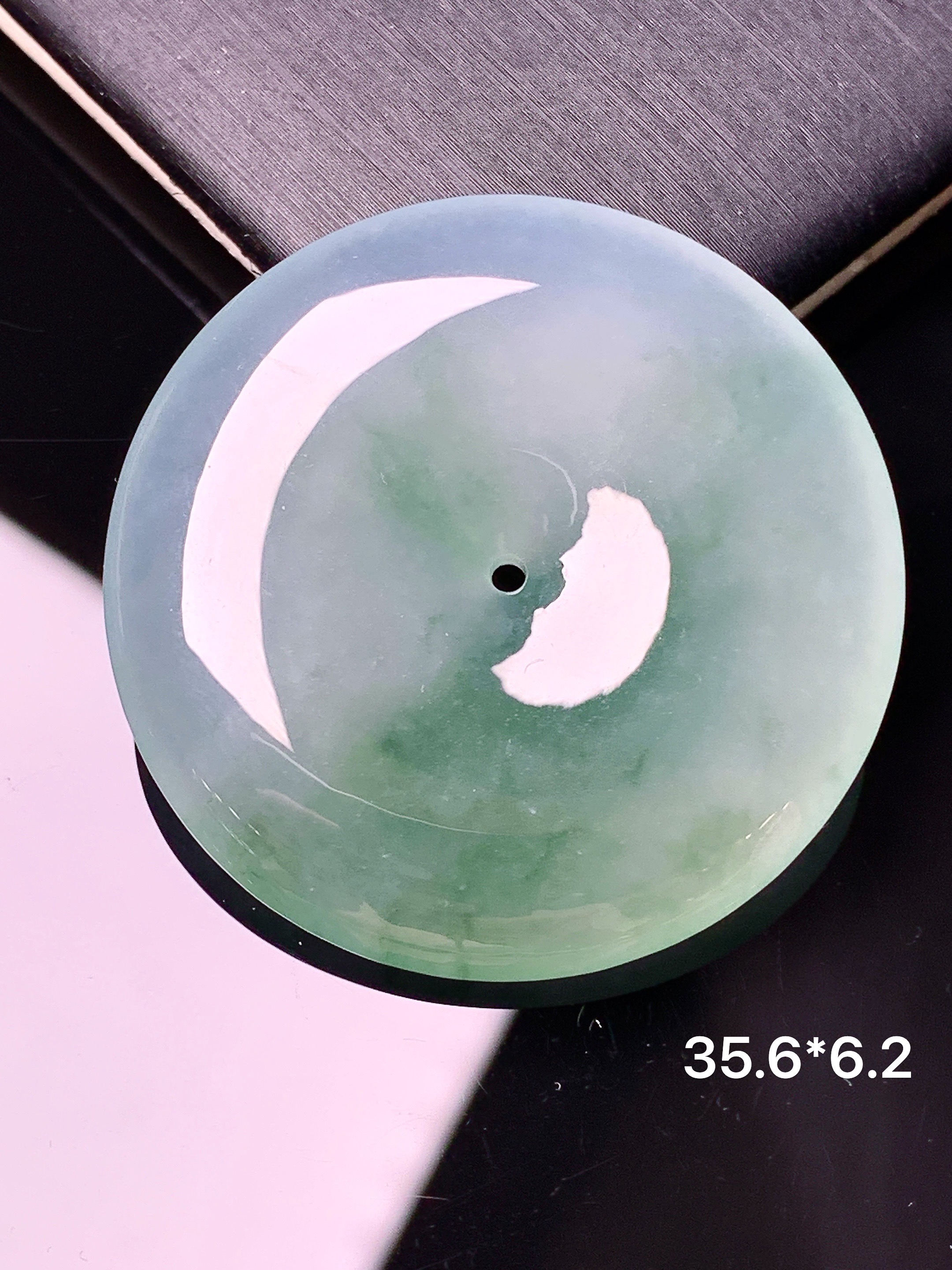 冰种飘绿平安扣吊坠 玉质细腻 色泽艳丽清新 水润亮眼 整体尺寸35.6*6.2a2