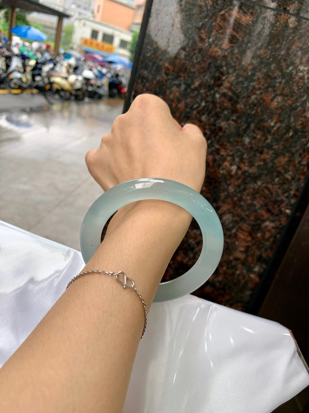 冰蓝圆条
59.2-11.3-11.7
底妆冰透，千变万化的冰晴蓝底色，拥有海的颜色，却散发着星空的光芒，这是一只来自冰川蓝的清冷气质仙女镯。