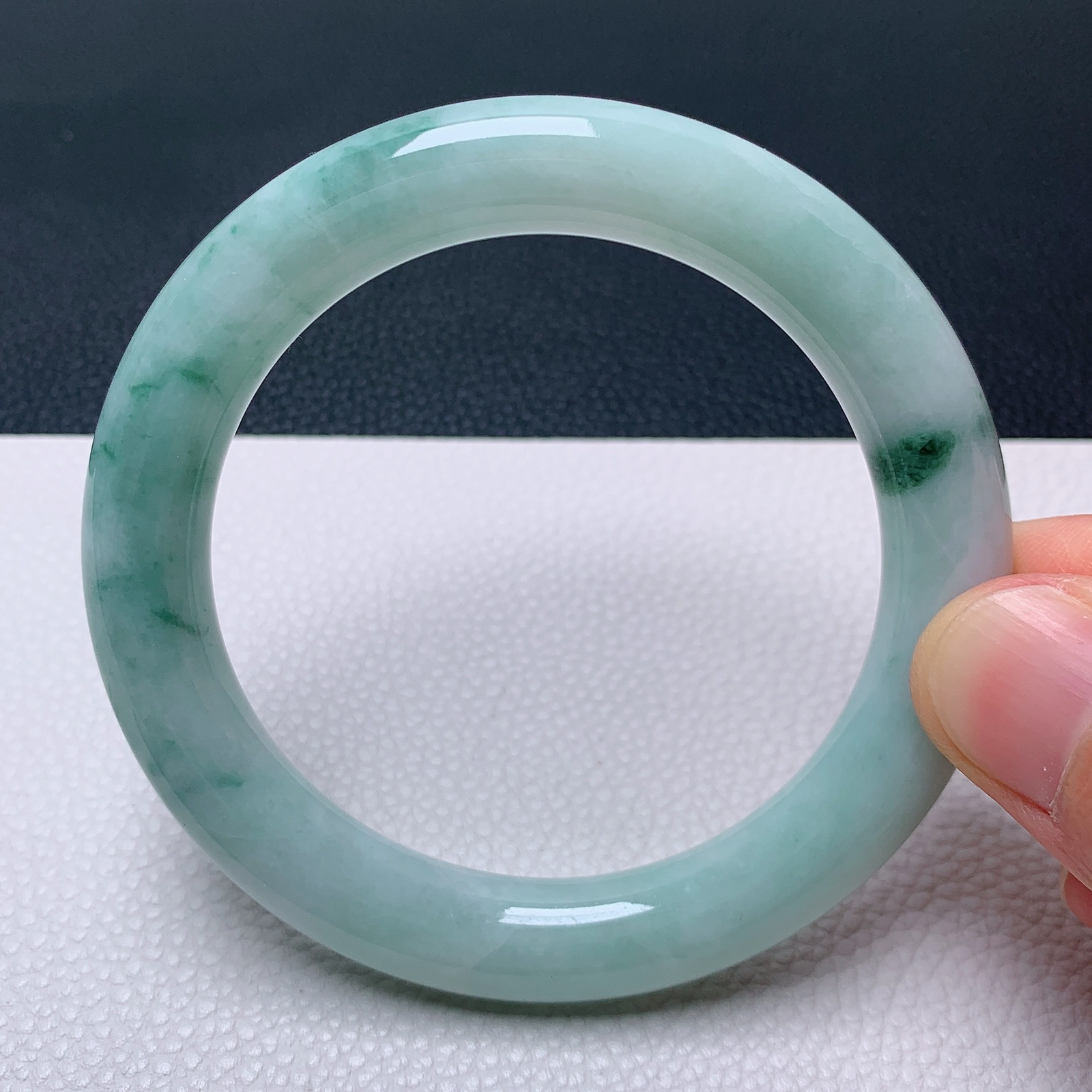 天然翡翠圈口58-59老坑飘花圆条手镯 玉质细腻 种水好 尺寸：58.3-10.6-10.6mm  M22