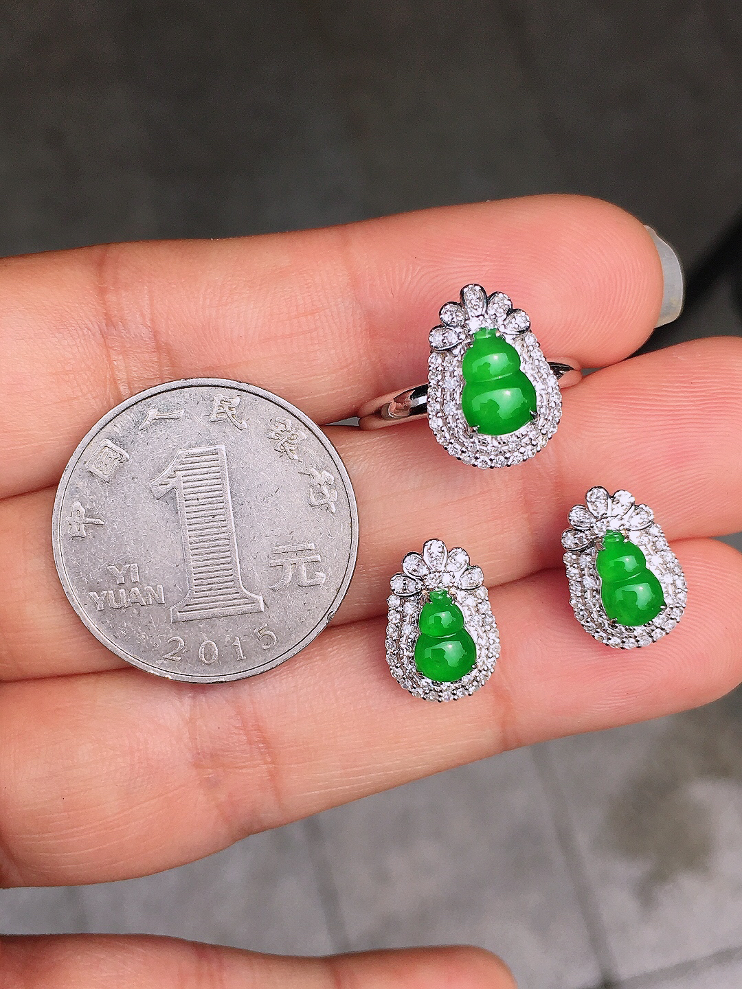 阳绿葫芦套装（耳钉+戒指），色泽均匀艳丽，玉质细腻，荧光感超
强，饱满圆润，尽显优雅气质，18k
金豪华镶嵌