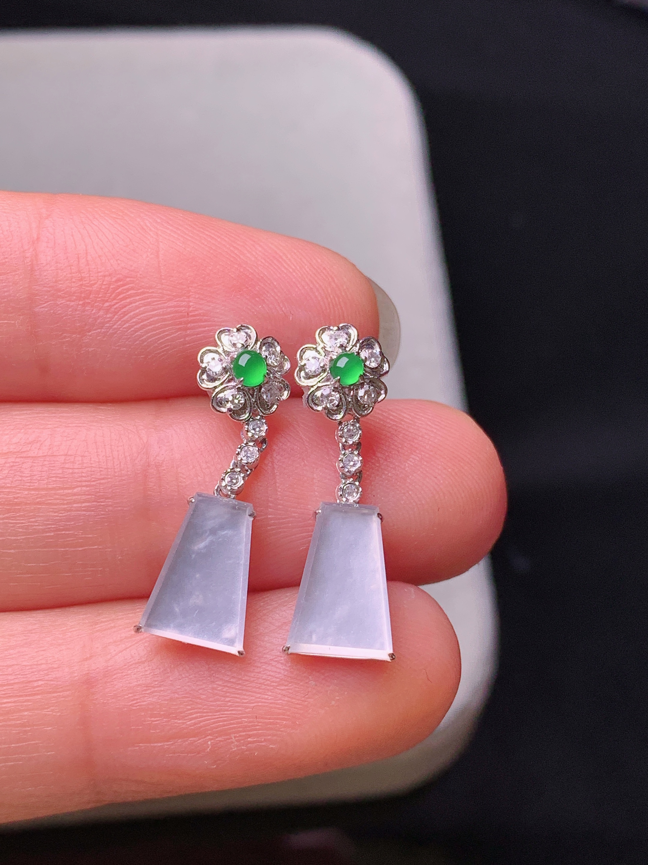 18k金钻镶嵌冰种无事牌耳坠 玉质细腻 色泽艳丽清新 水润亮眼 整体尺寸21.6*7*2.8z2