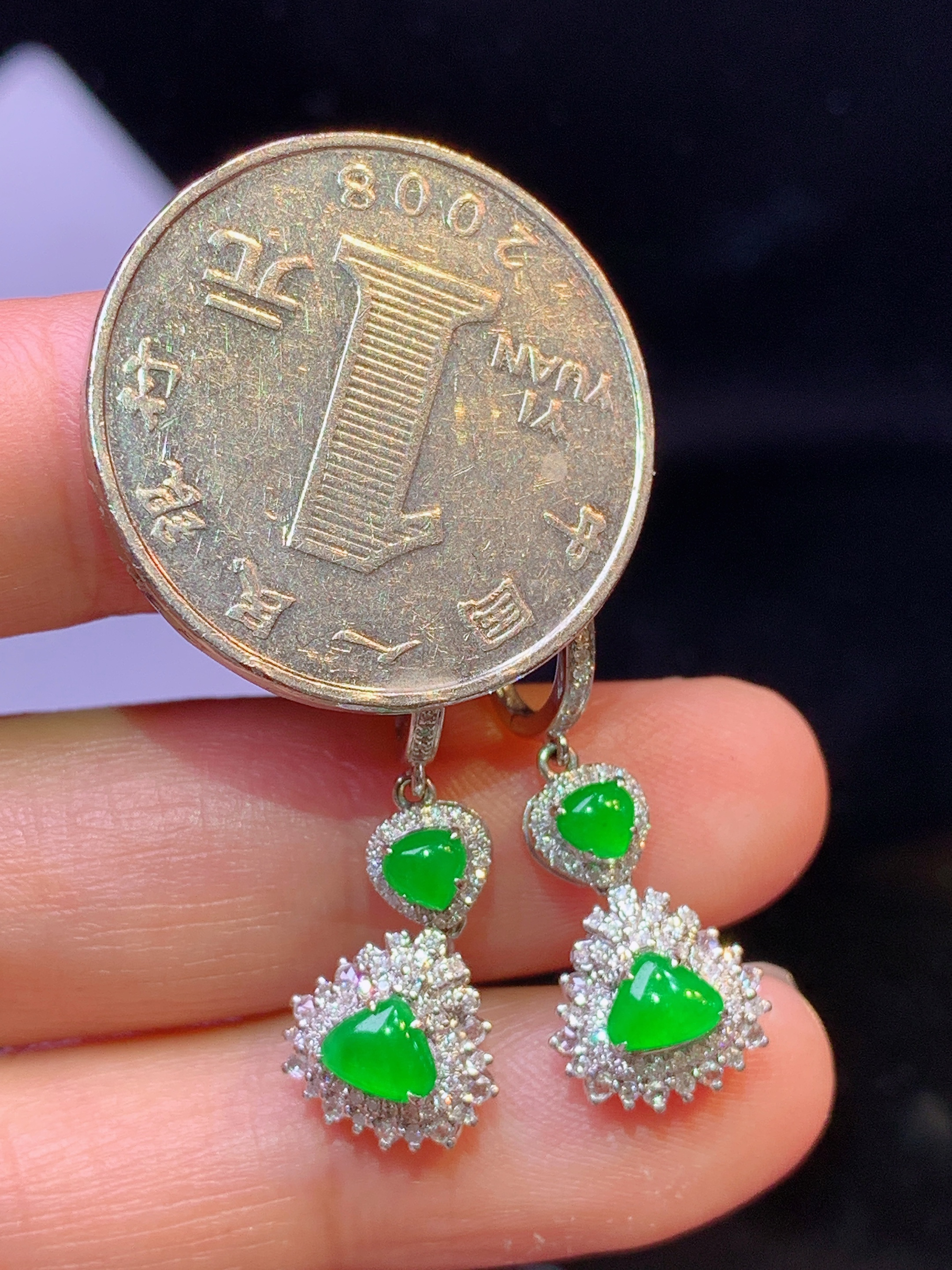 18k金钻镶嵌满绿心形耳坠 玉质细腻 色泽艳丽清新 水润亮眼 整体尺寸29*10*6.3c2