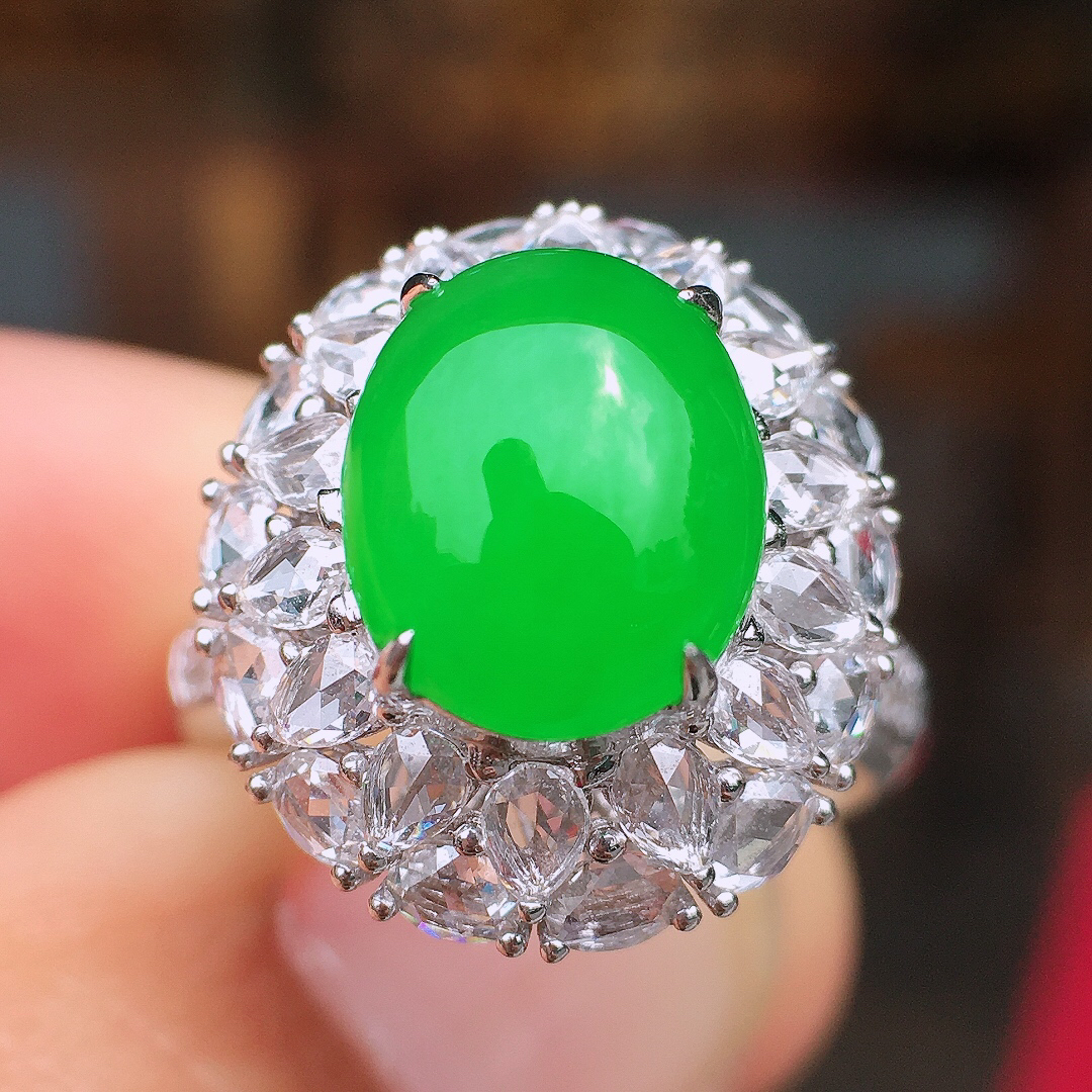 阳绿蛋面戒指，色泽均匀艳丽，玉质细腻，荧光感超
强，饱满圆润，尽显优雅气质，18k
金豪华镶嵌