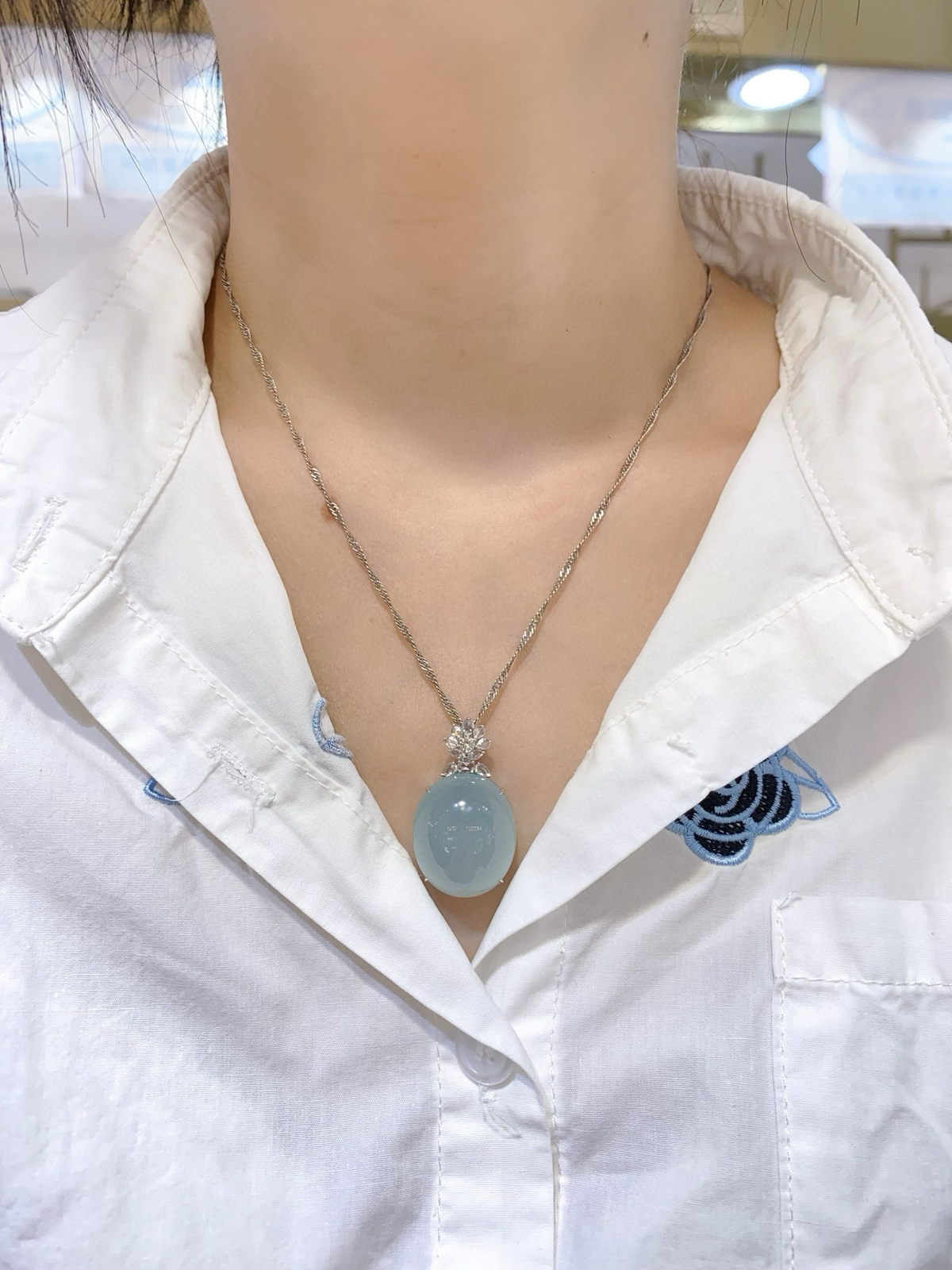 高冰 起胶 蛋面 鸽子蛋 简镶 吊坠 18k

整体尺寸34.6-20.2-12.5