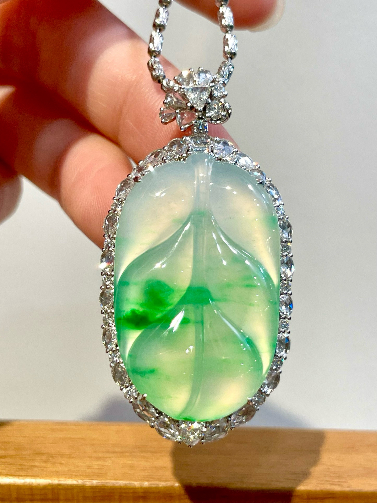 ️ 18K飘绿叶子吊坠
线条圆润流畅，造型饱满大气，每一处都尽显匠心，寓意称心如意、福运绵长，上身后温婉雅致，翠色衬得肤色白皙，自带东方古韵
尺寸：整体47.5*24.1*11.6裸石32.1*20.2