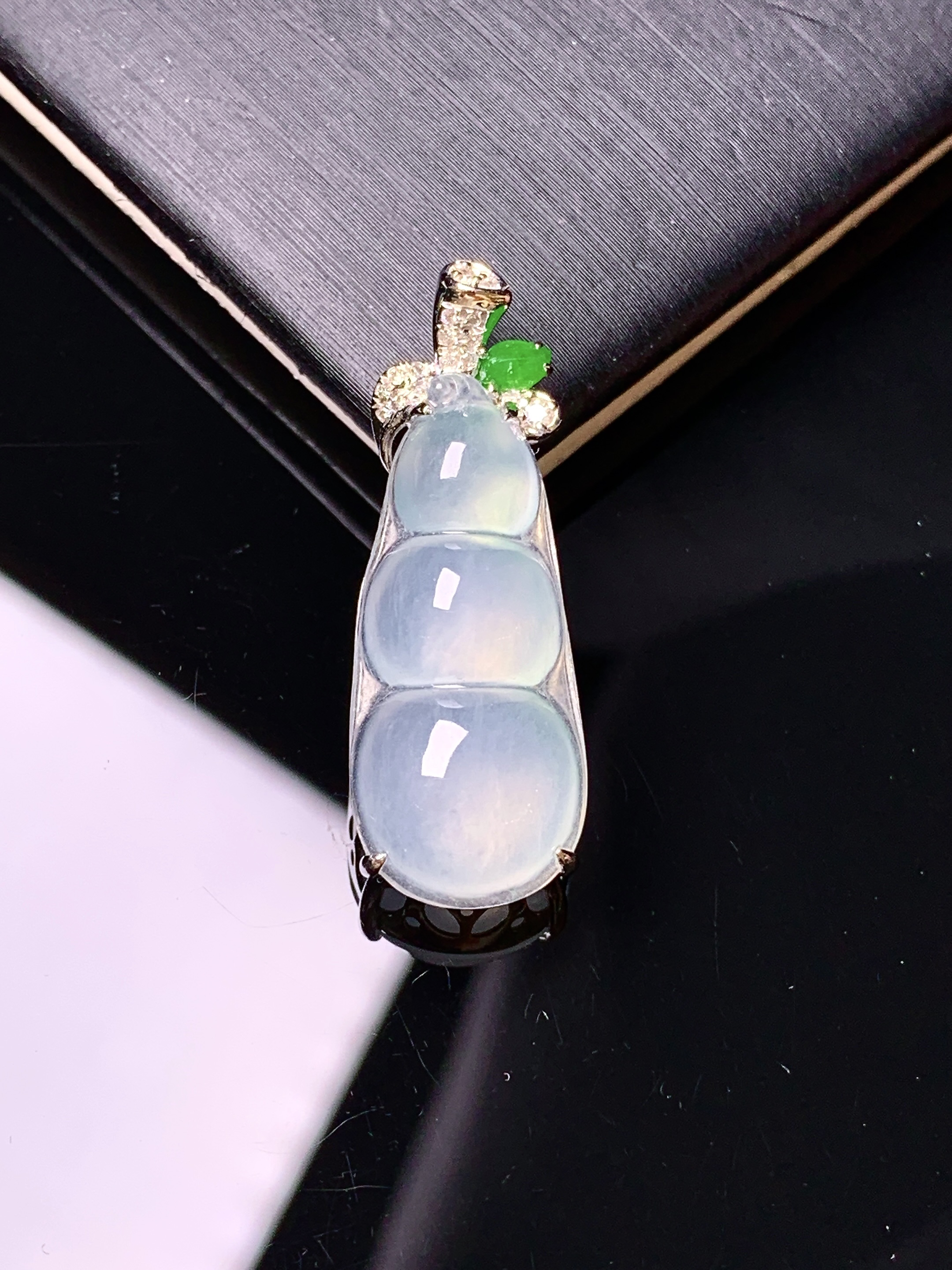 18k金钻镶嵌冰种四季豆吊坠 玉质细腻 色泽艳丽清新 水润亮眼 整体尺寸29.6*10.6*7.8g2