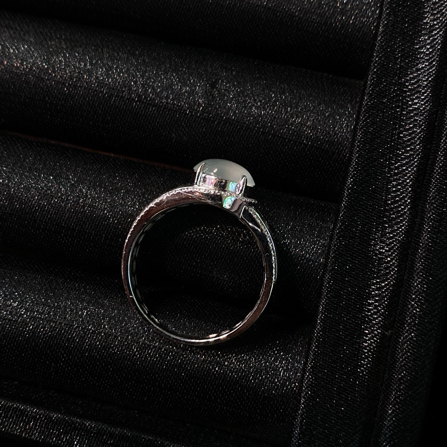 高冰蛋面戒指 
冰纯饱满，温润起光，纯净无暇
18k金镶嵌，佩戴优雅精致
尺寸如图一  实物更美～