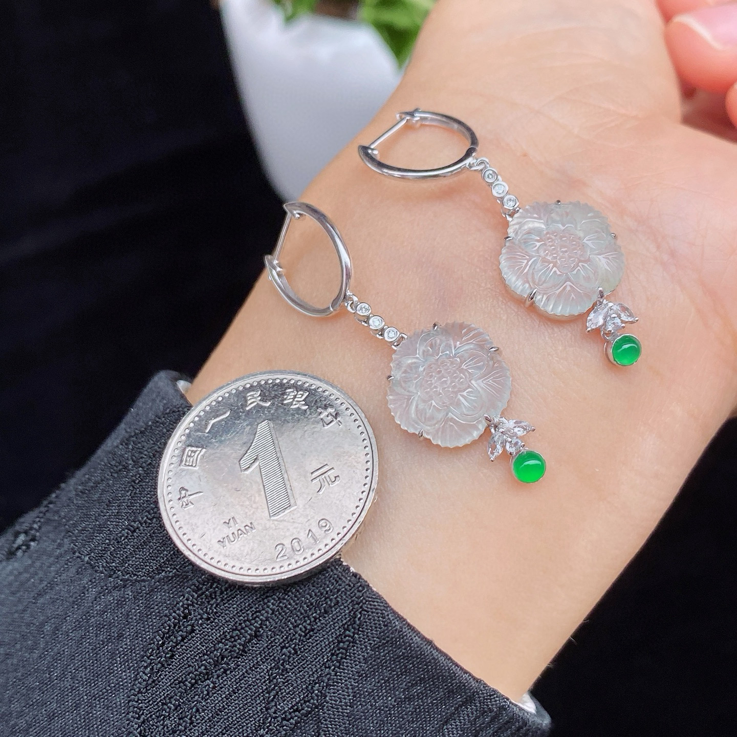 冰种好运连连耳坠 
遇上莲花，醉了这一夏
清新脱俗的气质，经典百搭，18k金镶嵌
尺寸如图一  实物更美～